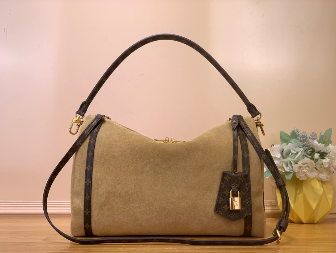 NO:552230,Top original order [EXRESS medium handbag] m26359 black (oiled leather) m26397 coffee color (lychee pattern) m26358 apricot color This season's Exress Ys medium handbag is specially crafted for modern women. This iconic design uses a cow leather body with Monogram  St classic canvas trim. Monogrm jacquard lining pays tribute to the brand's long heritage, making it a perfect choice for urban life. It can be switched to a variety of carrying methods. The finishing touch of the key bag and padlock add exquisite details to the overall design. Dimensions 24 x 18.5 x 36 cm 7819085 (height x width x length),,cowhide19860909顶级原单【EXRESS 中号手袋】 m26359 黑色（油腊皮） m26397 咖色（荔枝纹） m26358 杏色 本季 Exress Ys中号手袋专为现代女性匠心打造.本款标志性设计采用牛皮革包身搭配 Monogram St经典帆布饰边.Monogrm提花内衬致敬品牌悠久传承,成就都市生活佳选,可随心切换多种背法.点睛之笔的钥匙包与挂锁,为整体设计增添点睛精妙细节. 尺寸24 x 18.5 x 36 厘米 7819085 (高 x 宽 x 长度),,cowhide,Bag