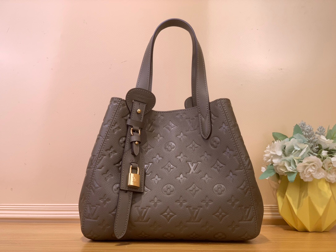 NO:552306,Top original order [ALL IN ONE small handbag] m25858 black m25890 smoked gray green This All In One Sj small handbag expands the capacity definition of the All-In series and can be transformed into a rounded Hobo Ys handbag or an open tote bag, making it easy to carry daily needs. The Monogram Emreinte leather bag body is equipped with dazzling metal parts, and the LV padlock and nameplate highlight the exquisite details. Size 22 x 15 x 40  cm 8019070.. (height x width x length),,louis vuitton,totes19860909顶级原单【ALL IN ONE 小号手袋】 m25858 黑色 m25890 烟熏灰绿色 本款 All In One Sj小号手袋拓展 All-In 系列的容量定义,可化身圆润 Hobo Ys手袋或敞口托特包,令日常所需轻松随行.Monogram Emreinte 皮革包身搭配耀目金属件,LV 挂锁和名牌彰显考究细节. 尺寸22 x 15 x 40 厘米 8019070.. (高 x 宽 x 长度),,louis vuitton,totes,Bag