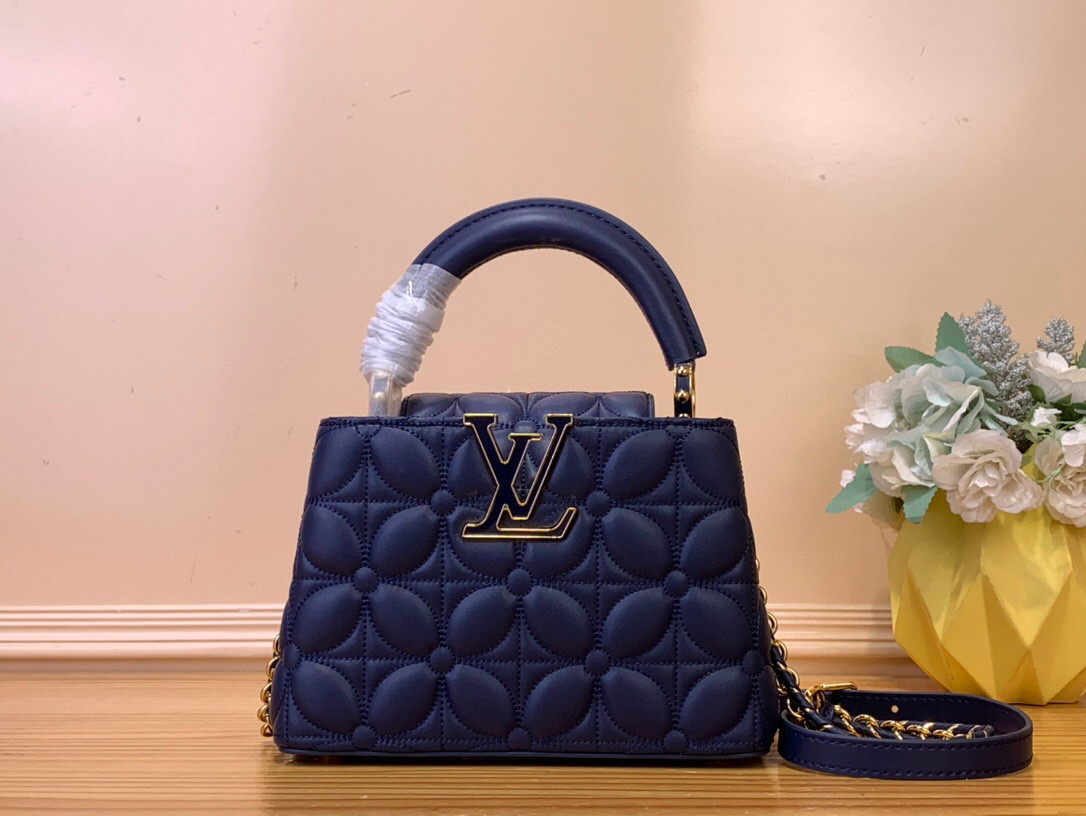 NO:552263,Top original list【Caucines Mini Handbag】m25283 Dark Blue (Floral Pattern) Caucines Mini Hl reimagines the quilting bloom effect for this season, paying tribute to the iconic Monogram Flowers pattern. It is made of lambskin leather and is decorated with glittering gold hardware including LV abbreviation and removable braiding. The multi-purpose design can carry the flaps inward or outward. Dimensions 13.6 x 8 x 21 cm 120121300 (H x W x Length),,louis vuitton,sheepskin19860909顶级原单【Caucines Mini 手袋】 m25283 深蓝色（花卉图案） Caucines Mini Hl为本季重新构想了绗缝绽放效果,向标志性的Monogram Flowers图案致敬.它由小羊皮皮革制成,饰有闪闪发光的金色五金,包括LV首字母缩写和可拆卸的编织带.多功能设计可以将襟翼向内或向外携带. 尺寸13.6 x 8 x 21 厘米 120121300 (高 x 宽 x 长度),,louis vuitton,sheepskin,Bag