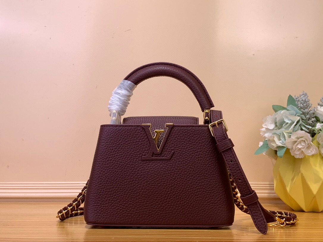 NO:552267,Top original order [Caucines Mini] m25893 burgundy/chain shoulder strap Inspired by the rich tones of the Louis Vuitton lipstick series, this Caucines Mini  Available in a rich burgundy color palette, the Hl is a sophisticated option for day to evening. It is crafted from Taurillon leather and accented with gold-tone hardware, including the iconic LV initials. The dual carry style can be worn with an internal or external flap and offers a compartmented interior to keep valuables organized. Dimensions 21 x 13.6 x 8 cm 108121150 (length x height x width),, louis vuitton, louis  vuitton19860909顶级原单【Caucines Mini】 m25893 酒红色/ 链肩带 受路易威登口红系列的丰富色调的启发,这款Caucines Mini Hl以丰富的酒红色调色板提供,是白天到晚上的精致选择.它由Taurillon皮革制成,并饰有金色的五金件,包括标志性的LV首字母.双重携带风格可以与内部或外部的翻盖一起佩戴,并提供一个隔间内部,以保持贵重物品井然有序. 尺寸21 x 13.6 x 8厘米 108121150（长度x高度x宽度）,,louis vuitton,louis vuitton,Bag
