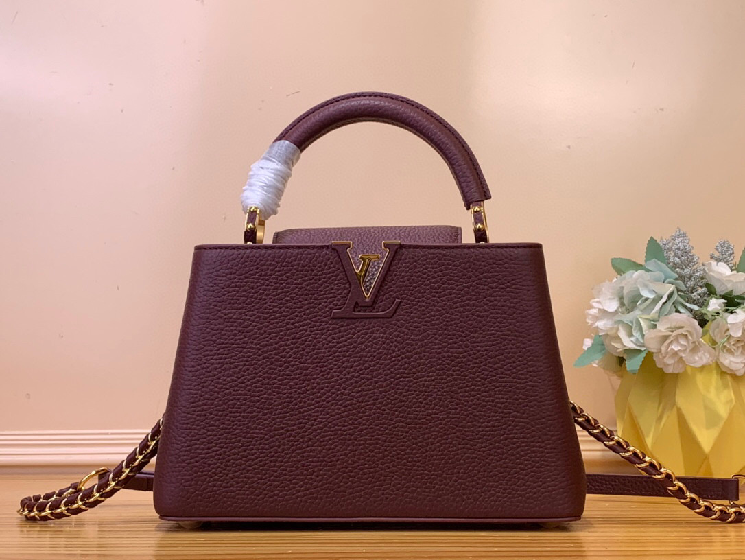 NO:552265,Top Original List 【Caucines bb Handbag】m25893 Burgundy/Chenge Strap Inspired by the rich tones of the Louis Vuitton lipstick collection, this Caucines bb Hl is provided with a rich burgundy palette and is a delicate choice for day to night. It is made of Taurillon leather and is decorated with gold hardware including the iconic LV initials. The dual carry style can be worn with a flip inside or outside and provides a compartment interior to keep valuables organized. Size 27 x 9 x 18 cm 118121250 (length x height x width),,louis vuitton,louis vuitton19860909顶级原单【Caucines bb 手袋】 m25893 酒红色/ 链肩带 受路易威登口红系列的丰富色调的启发,这款Caucines bb Hl以丰富的酒红色调色板提供,是白天到晚上的精致选择.它由Taurillon皮革制成,并饰有金色的五金件,包括标志性的LV首字母.双重携带风格可以与内部或外部的翻盖一起佩戴,并提供一个隔间内部,以保持贵重物品井然有序. 尺寸27 x 9 x 18 厘米 118121250（长度x高度x宽度）,,louis vuitton,louis vuitton,Bag