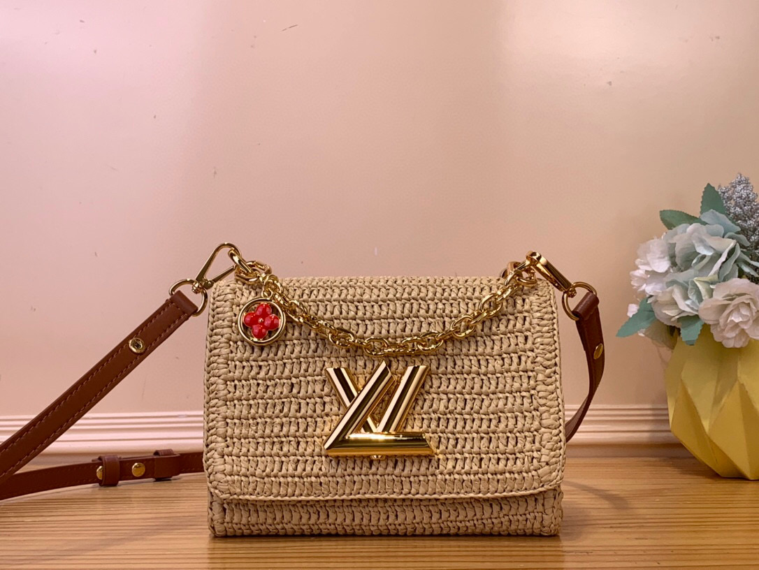 NO:552240,Top original sheet [TWIST SLIM small handbag] m14309 knitted/summer This Twist Slim St small handbag embodies the leisurely style of the French Costa ça, and uses creative brushstrokes to confirm the brand's exquisite craftsmanship. The Rafia bag incorporates contrasting leather trim and the iconic LV Twist twist lock, multiple pockets are easy to store in an orderly manner, and the removable mirror adds functional considerations. Dimensions 15 x 7 x 19 cm 7819085 (height x width x length),,louis vuitton19860909顶级原单【TWIST SLIM 小号手袋】 m14309 编织/ 夏天 本款 Twist Slim St小号手袋凝聚法国蔚蓝海岸的悠闲格调,以创意笔触印证品牌精湛匠艺.拉菲草包身融入撞色皮革饰边和标志性 LV Twist 扭锁,多重口袋便于有序收纳,可拆卸镜子再添功能考量. 尺寸15 x 7 x 19 厘米 7819085 (高 x 宽 x 长度),,louis vuitton,Bag