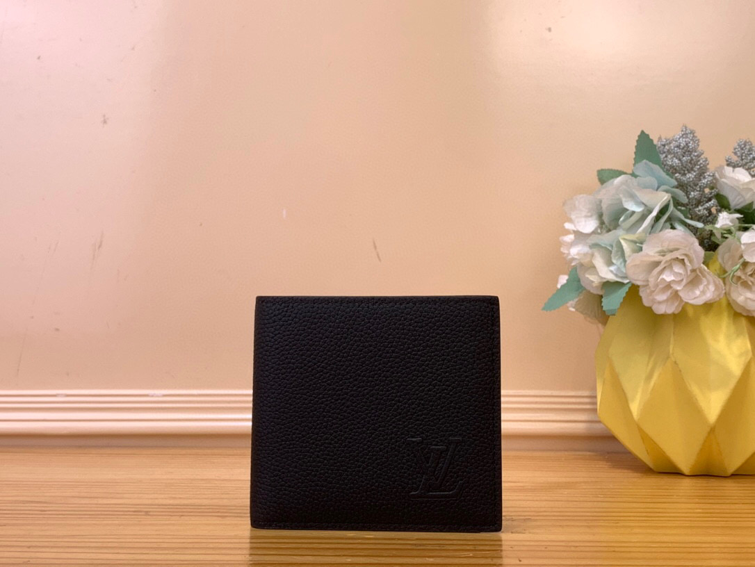 NO:552258,Top original item [Marco Wallet] m25944 black / pebbled (inner pocket) Marco Wallet is made of waxed calfskin, Ms. This leather is soft and elastic, but has elegant small grains and a sexy touch. The interior includes card slots and a compartment for banknotes, as well as a small pocket with a coin flap. It is super functional and can be easily put into a pocket or bag. Dimensions 10.5 x 10.5 x 2 cm  1913025 (length x height x width),,wallets,cowhide19860909顶级原单【Marco Wallet】 m25944 黑色/ 荔枝纹（内里口袋） Marco钱包由蜡质小牛皮制成,Ms这种皮革柔软有弹性,但具有优雅的小颗粒,触感性感.内部包括卡槽和一个放钞票的隔间,以及一个带硬币翻盖的小口袋.功能超强,可以轻松放入口袋或包中. 尺寸10.5 x 10.5 x 2厘米 1913025（长度x高度x宽度）,,wallets,cowhide,Bag