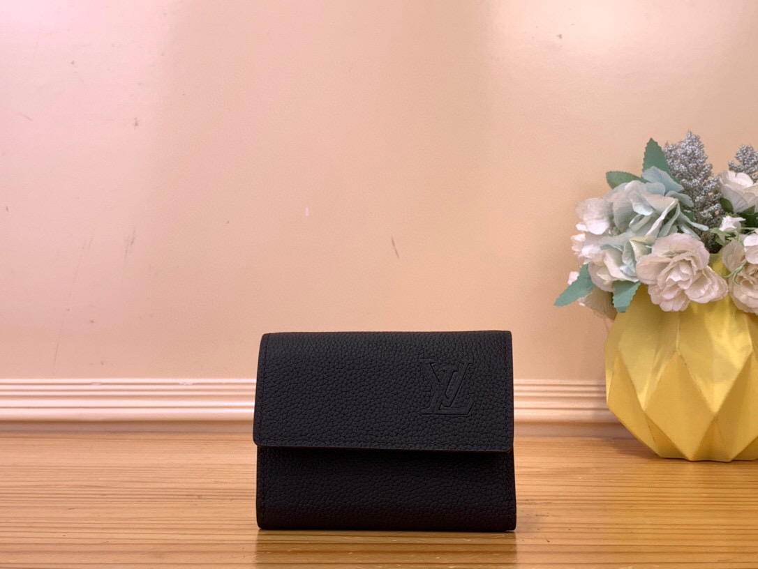 NO:552252,Top original item [wallet] m26250 black/lichee pattern 'Victor Wallet' exudes a sophisticated atmosphere like waxed leather. Unbutton the practical items, Ms will reveal an interior that pursues functionality. It features a zipper pocket, pockets for banknotes and receipts, 5 card slots, and a compartment for coins. The fine textured leather is embossed and decorated with the LV initials. Size 11.5 x 9 x  2.5 cm 2313035 (width x height x sides),,louis vuitton,wallets19860909顶级原单【钱夹】m26250 黑色/荔枝纹 像经过蜡加工的皮革散发着精致氛围的“维克多·钱包”.解开实用物品的扣子后,Ms就会出现追求功能性的内部装修.拉链式口袋、纸币和收据用口袋、5个卡槽、还有硬币用隔间是其特征.在精细的纹理皮革上进行了压花加工,装饰了LV首字母. 尺寸11.5 x 9 x 2.5厘米2313035（宽x高x边）,,louis vuitton,wallets,Bag