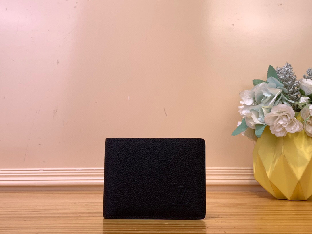 NO:552249,Top original item [Multile Wallet] m25945 Black/Pecheed Compact multi wallet made of waxed calfskin, a soft yet durable leather that is the epitome of elegance. The Ms embossed LV initials combined with the fine texture of the leather give the wallet a pleasant feel. Numerous card and receipt slots, two inner pockets and two banknote compartments make it practical. Dimensions 11.5 x 9 x 1.5 cm 1812026 (length x height x width),,louis vuitton,wallets,cowhide19860909顶级原单【Multile Wallet】 m25945 黑色/荔枝纹 紧凑的多重钱包由蜡质小牛皮制成,一种柔软而耐用的皮革,是优雅的化身.Ms壓花LV首字母與皮革的精細紋理相結合,使錢包給人一種愉悅的感覺.众多的卡和收据插槽、两个内袋和两个钞票隔间使其实用. 尺寸11.5 x 9 x 1.5厘米 1812026（长度x高度x宽度）,,louis vuitton,wallets,cowhide,Bag