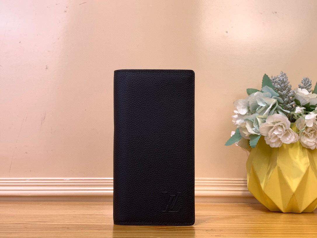 NO:556967,Top original item [Brazza Wallet] m25942 Black / Pebbled This Brazza wallet is made of waxed calfskin and is part of the LV Aerogram Ms collection. A study in sober chic, the grained leather is decorated with discreet embossed LV initials. This practical wallet has numerous card slots, a zippered compartment for coins, as well as four flat pockets and a padded compartment for banknotes. Dimensions 10 x 19 x 2 cm  2313036 (length x height x width),,louis vuitton,wallets,cowhide19860909顶级原单【Brazza Wallet】 m25942 黑色/荔枝纹 这款Brazza钱包由蜡质小牛皮制成,是LV Aerogram Ms系列的一部分.清醒别致的研究,粒面皮革装饰着谨慎的浮雕LV首字母.这款实用的钱包拥有众多卡槽,一个放硬币的拉链隔间,以及四个平口袋和一个放钞票的衬垫隔间. 尺寸10 x 19 x 2厘米 2313036（长度x高度x宽度）,,louis vuitton,wallets,cowhide,Bag
