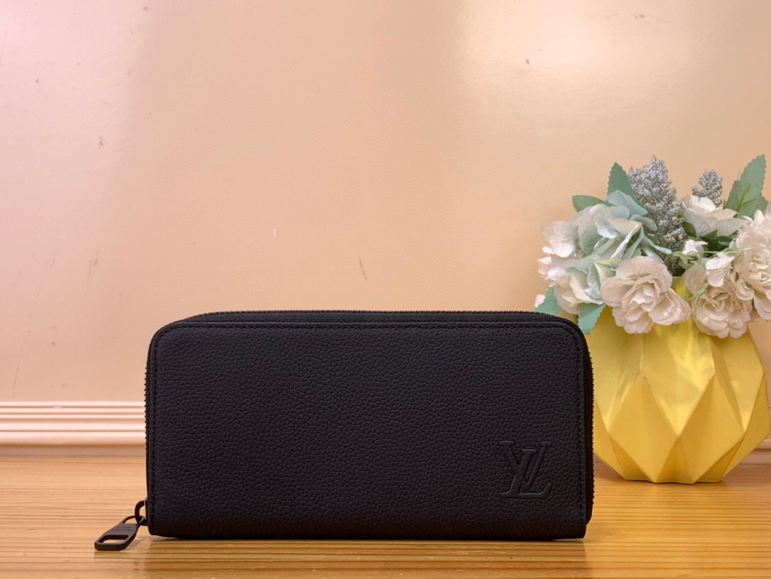 NO:552246,Top original item [Ziy Wallet Horizontal] m25959 Black/Pecheed Waxed calfskin is known for its supple touch, giving the Ziy Wallet Horizontal Ms a modern feel. This long zip wallet has padded sides and opens to reveal twelve card slots, a central zip pocket for coins, and two additional compartments for banknotes and receipts. The tonal embossed LV initials are the epitome of discretion.  Dimensions 21 x 10 x 2.5 cm 2713036 (length x height x width),,louis vuitton,wallets,cowhide19860909顶级原单【Ziy Wallet Horizontal】 m25959 黑色/荔枝纹 蜡质小牛皮以其柔韧的触感而闻名,赋予了Ziy Wallet Horizontal Ms的现代感.这款长拉链钱包有侧面衬垫,打开后可以看到十二个卡槽,一个中央拉链口袋,用于存放硬币,以及两个额外的隔间,用于存放钞票和收据.色调的压花LV首字母是自由裁量权的缩影. 尺寸21 x 10 x 2.5厘米 2713036（长度x高度x宽度）,,louis vuitton,wallets,cowhide,Bag