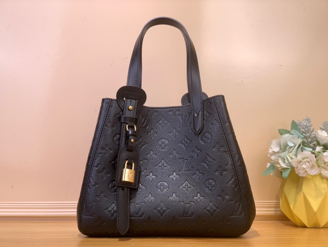 NO:552300,Top original list 【ALL IN ONE small handbag】 m25858 Black m25890 Smoked gray green This All In One Ys small handbag expands the capacity definition of the All-In series, which can be transformed into a rounded Hobo Sj handbag or an open tote bag, making it easy to accompany everyday needs. Monogram Emreinte leather body with dazzling metal parts, LV padlocks and branding highlights the exquisite details. Size 22 x 15 x 40 cm 8019070.. (H x W x Length),,louis vuitton,totes19860909顶级原单【ALL IN ONE 小号手袋】 m25858 黑色 m25890 烟熏灰绿色 本款 All In One Ys小号手袋拓展 All-In 系列的容量定义,可化身圆润 Hobo Sj手袋或敞口托特包,令日常所需轻松随行.Monogram Emreinte 皮革包身搭配耀目金属件,LV 挂锁和名牌彰显考究细节. 尺寸22 x 15 x 40 厘米 8019070.. (高 x 宽 x 长度),,louis vuitton,totes,Bag