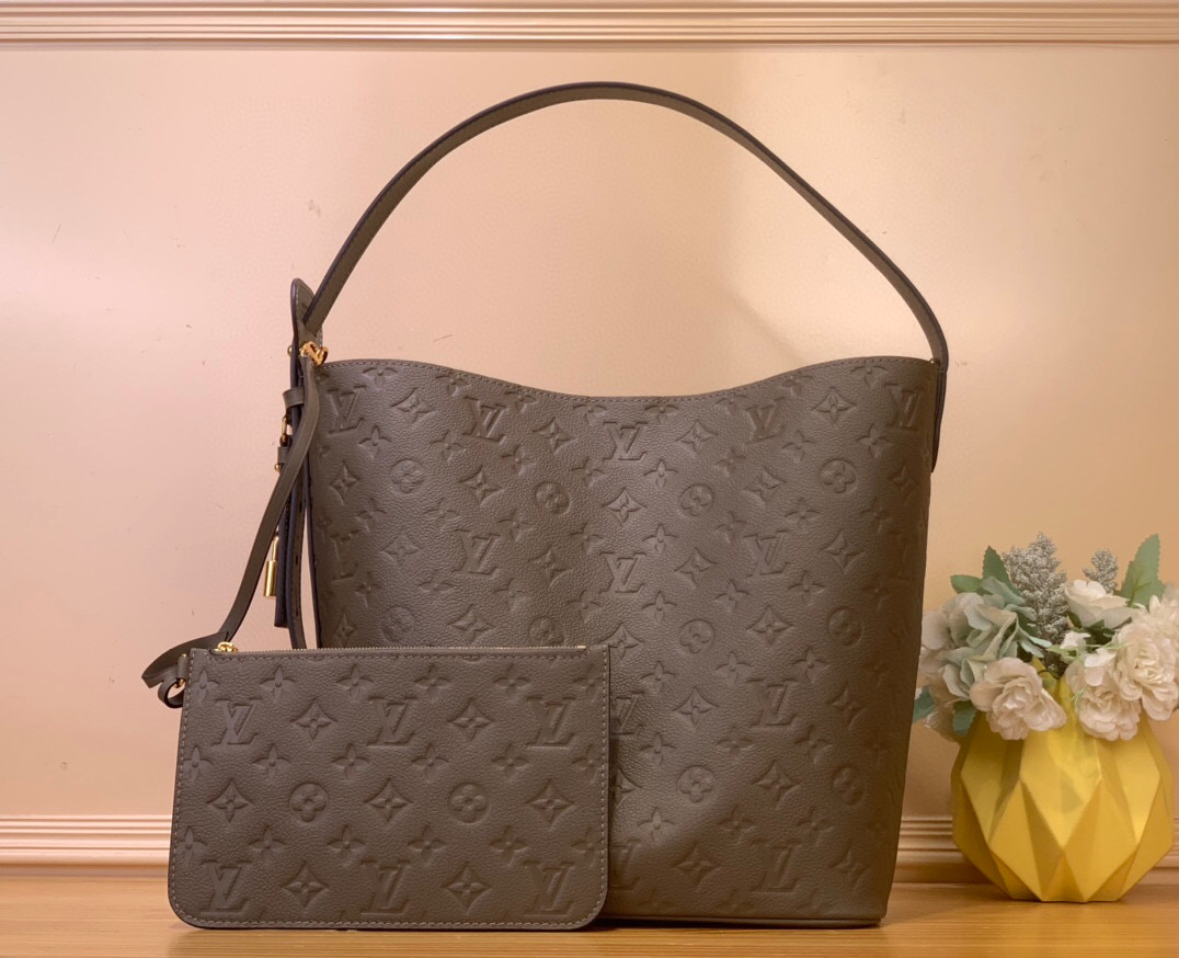 NO:552283,Top Original [All In GM Handbags] m25823 Smoked Gray Green Thanks to the versatile Smoke Ys colorway, the back-to-school edition of All In GM is a timeless choice. Made from iconic Monogram Emreinte Sn leather, the stylish design is adorned with the iconic nameplate and gold padlock. The interior is sized for everyday essentials, including a tablet, and also comes with a removable zippered pouch for small items. Dimensions 26 x 31 x 18 cm  8919590.. (length x height x width),19860909顶级原单【All In GM 手袋】 m25823 烟熏灰绿色 得益于多功能的Smoke Ys配色,All In GM的返校版是一个永恒的选择.由标志性的Monogram Emreinte Sn皮革制成,时尚的设计装饰着标志性的名牌和金色挂锁.内部尺寸适合日常必需品,包括平板电脑,还配有一个可拆卸的拉链小袋,用于存放小物品. 尺寸26 x 31 x 18厘米 8919590..（长度x高度x宽度）,,Bag