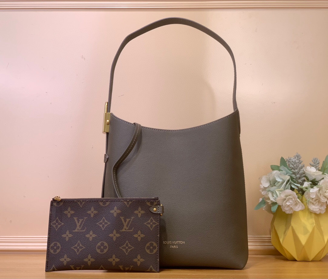 NO:552403,Top Original List [Low Key Hobo M Handbag] m15205 Smoked Ash Green Low Key Hobo M Reimagined the season in Smoke Ys, offering a versatile and chic palette that complements most outfits. Showcases the professional craftsmanship of the house, this effortless model is made of calfskin with aging gold hardware and comes with a removable Monogram zipper bag. It can be worn crossbody, shoulder-shoulder or carried by hand. Size 24 x 28 x 16 cm 8219085 (length x height x width),,cowhide19860909顶级原单【Low Key Hobo M 手袋】 m15205 烟熏灰绿色 Low Key Hobo M在Smoke Ys中重新想象了这个季节,提供了一个多功能和别致的调色板,与大多数服装相得益彰.展示了房子的专业工艺,这款毫不费力的模型由小牛皮制成,带有老化的金色五金件,并配有一个可拆卸的Monogram拉链袋.它可以斜挎、单肩佩戴或用手携带. 尺寸24 x 28 x 16厘米 8219085（长度x高度x宽度）,,cowhide,Bag