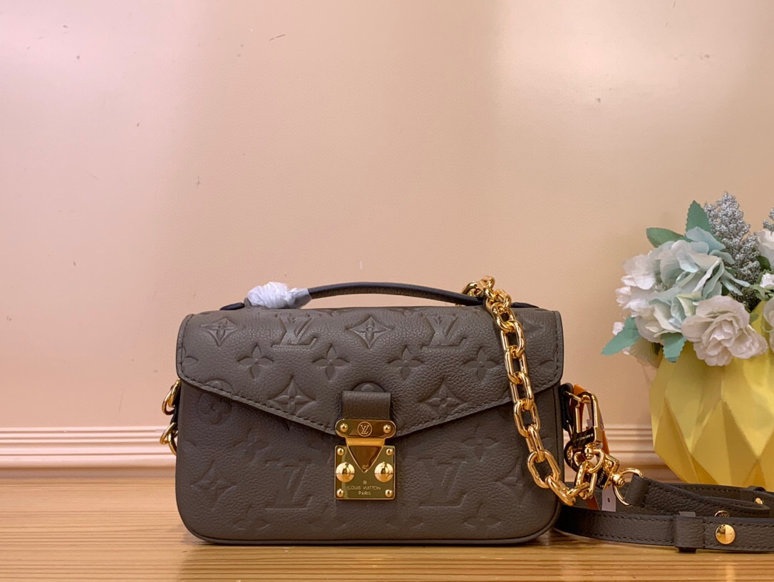 NO:552301,Top original item [ochette Metis East West] m25910 Smoked Grey-Green This back-to-school version of the ochette Metis East West Ys showcases a classic design in a seasonal smoke hue. It is crafted from Monogram Emreinte leather and accented with gold-tone hardware, including the signature S lock and removable chain. The organized interior offers three compartments, with a central zip pocket and another on the outside. Dimensions 21.5 x 13.5 x 6 cm  7618085 (length x height x width),19860909顶级原单【ochette Metis East West】 m25910 烟熏灰绿色 这款ochette Métis East West Ys的返校版以季节性的烟雾色调展示了经典设计.它由Monogram Emreinte皮革制成,饰有金色五金,包括标志性的S锁和可拆卸链条.有组织的内部提供三个隔间,一个中央拉链口袋,另一个放在外面. 尺寸21.5 x 13.5 x 6厘米 7618085（长度x高度x宽度）,,Bag