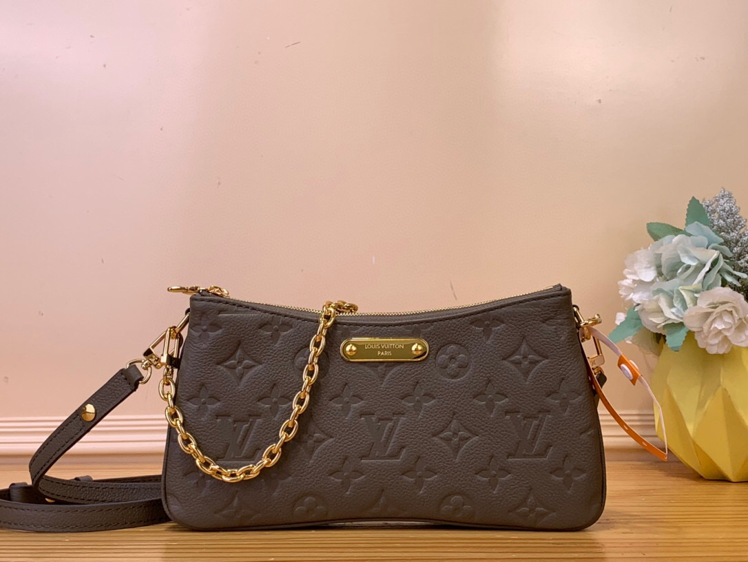 NO:552307,Top Original Qochette Liv Handbags] m25816 Smoked Grey-Green Seasonal iteration of the Ochette Liv showcases House's signature Monogram Emreinte Ys leather that becomes softer and more beautiful with every wear. Designed to fit snugly around the arm, with a removable gold chain, plus a removable, adjustable strap for a variety of styling options. Signature plaque is a sign of fine craftsmanship. Dimensions 24.5 x 13.5 x 6.5 cm  6517075 (length x height x width),19860909顶级原单qochette Liv 手袋】 m25816 烟熏灰绿色 ochette Liv的季节性迭代展示了House标志性的Monogram Emreinte Ys皮革,每次穿着都会变得更加柔软和美丽.设计为紧贴手臂,配有可拆卸的金色链条,外加可拆卸、可调节的表带,可提供多种造型选择.标志牌匾是精湛工艺的标志. 尺寸24.5 x 13.5 x 6.5厘米 6517075（长度x高度x宽度）,,Bag