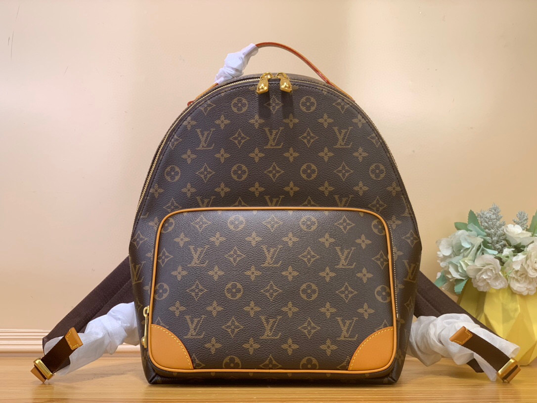 NO:552271,Top original item [DISCOVERY CARGO Backpack] m25979 Retro/vc This Discovery Cargo Jm backpack is made of Monogram canvas with distressed cow leather trim and calm fabric lining, which upgrades the daily look with a handsome style. There is ample space to accommodate a 14-inch laptop, the workwear front pocket is convenient for storing a small tablet, and the inner patch pocket makes it easy to carry mobile phones and wallets. Dimensions 39 x 19 x 30 cm  6517075 (height x width x length),,cowhide19860909顶级原单【DISCOVERY CARGO 双肩包】 m25979 复古/ vc 本款 Discovery Cargo Jm双肩包为 Monogram 帆布融入做旧牛皮革饰边及沉稳织物内衬,以俊朗格调升级日常造型.充裕空间可容纳 14 寸笔记本电脑,工装前袋便于存放小型平板电脑,内贴袋令手机和钱夹轻松随行. 尺寸39 x 19 x 30 厘米 6517075 (高 x 宽 x 长度),,cowhide,Bag