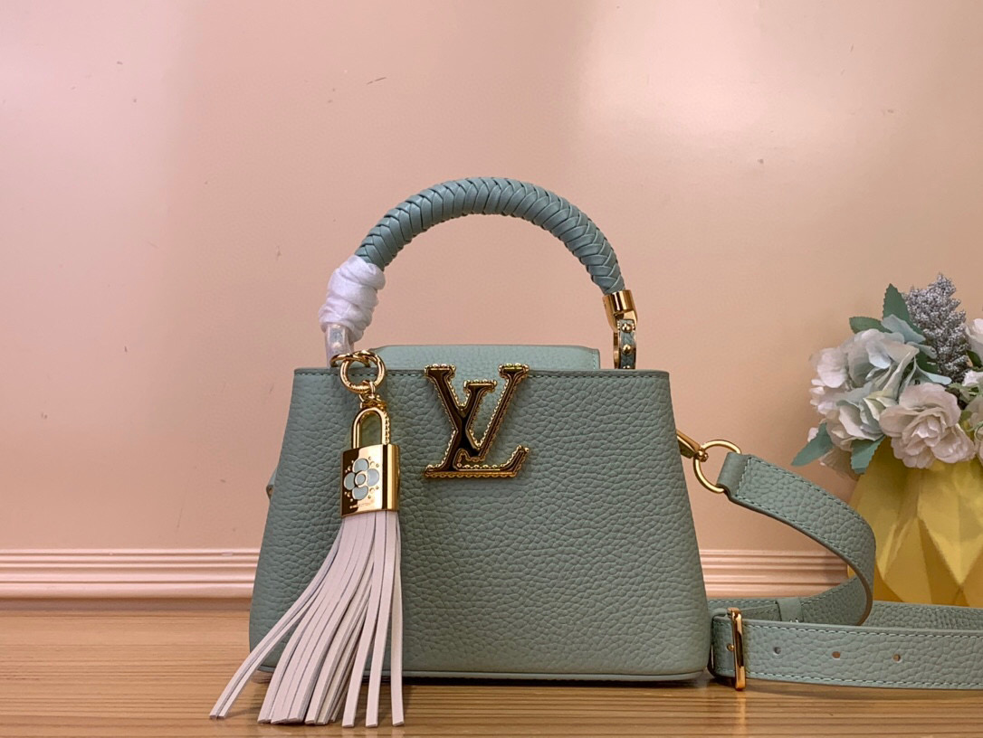 NO:552260,Top original order [CAUCINES mini handbag] m15157 gray green (tassel) The Caucines Hl series is named after the Paris street where Louis Vuitton opened its first store in 1854. This Caucines mini handbag has woven leather handles, tassel decoration and padlock, highlighting the iconic elements of the Crafty series. The LV letters have a embossed effect, subtly proving the brand's exquisite craftsmanship. Dimensions 13.6 x 8 x 21 cm  125121350 (height x width x length),,louis vuitton,louis vuitton19860909顶级原单【CAUCINES 迷你手袋】 m15157 灰绿色（流苏） Caucines Hl系列以 1854 年路易威登开设首家门店的巴黎街道命名.此款 Caucines 迷你手袋拥有编织皮革手柄、流苏装饰和挂锁,彰显 Crafty 系列的标志性元素.LV 字母呈现拷花效果,巧妙印证品牌精湛匠艺. 尺寸13.6 x 8 x 21 厘米 125121350 (高 x 宽 x 长度),,louis vuitton,louis vuitton,Bag