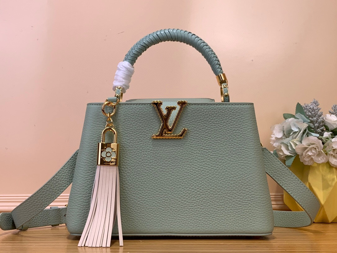 NO:552277,Top original order [CAUCINES bb handbag] m15157 gray green (tassel) The Caucines Hl series is named after the Paris street where Louis Vuitton opened its first store in 1854. This Caucines bb handbag has woven leather handles, tassel decoration and padlock, highlighting the iconic elements of the Crafty series. The LV letters present a embossed effect, subtly proving the brand's exquisite craftsmanship. Size 17.3 x 9 x 27 cm  135121400 (height x width x length),,louis vuitton,louis vuitton19860909顶级原单【CAUCINES bb手袋】 m15157 灰绿色（流苏） Caucines Hl系列以 1854 年路易威登开设首家门店的巴黎街道命名.此款 Caucines bb手袋拥有编织皮革手柄、流苏装饰和挂锁,彰显 Crafty 系列的标志性元素.LV 字母呈现拷花效果,巧妙印证品牌精湛匠艺. 尺寸17.3 x 9 x 27 厘米 135121400 (高 x 宽 x 长度),,louis vuitton,louis vuitton,Bag