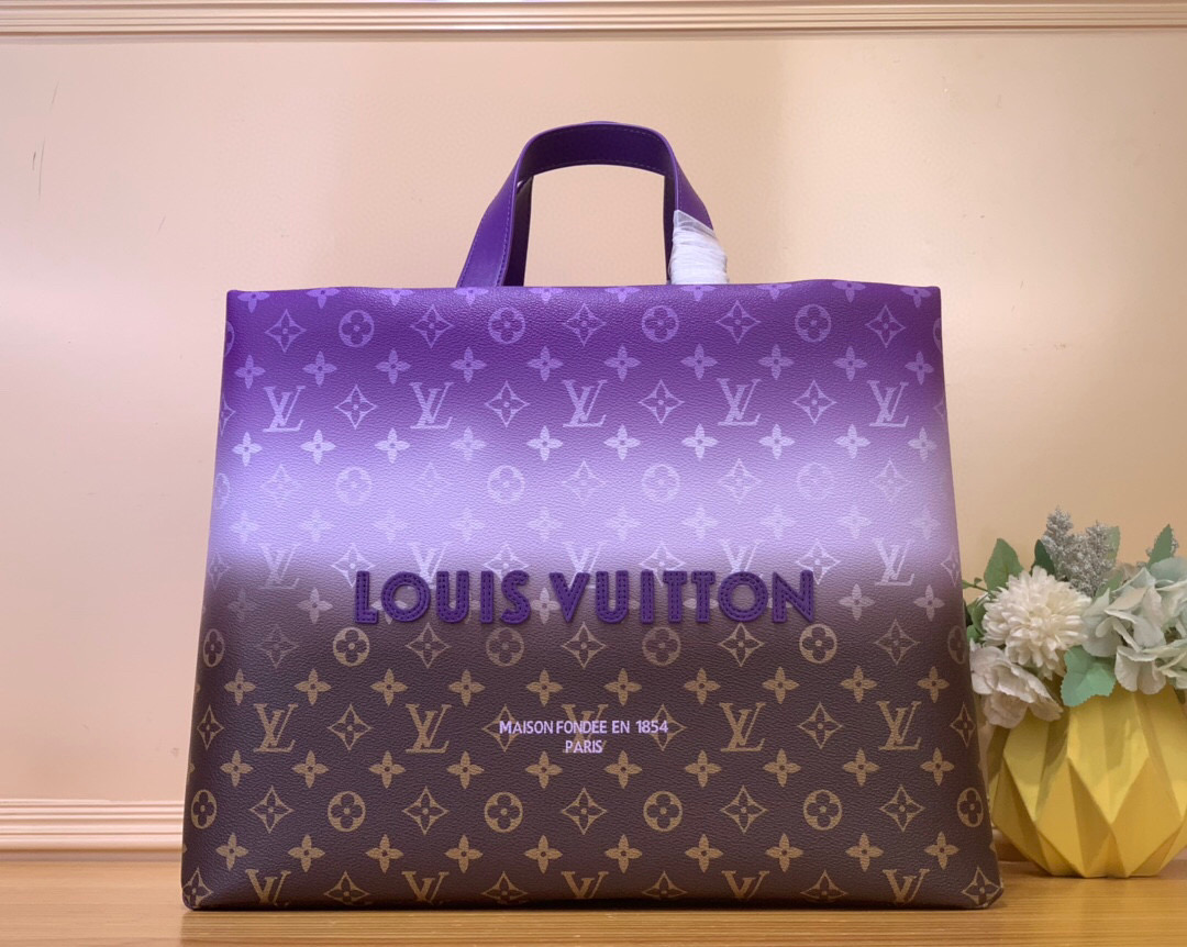 NO:552275,Top original item [Shoer Tote handbag] M13928 coffee color with purple gradient M13923 As part of the LVackaging hr series, the Louis Vuitton shopping bag is reinterpreted as a large-capacity cow leather handbag with clever design, aiming to sublimate daily items into luxury items. The bag body presents the Louis Vuitton logo in contrasting colors, and the lining is designed with the same tone. The top handle is easy to carry, and the detachable shoulder strap provides flexible shoulder carrying options. Size 40 ×  32 × 16 cm.6617075,,louis vuitton,louis vuitton,cowhide19860909顶级原单【Shoer Tote手袋】 M13928咖啡色拼紫色渐变 M13923 作为LVackaging hr系列的一部分,以巧妙设计将路易威登购物袋重新演绎为一款大容量牛皮革手袋,旨在将日常物品升华为奢华单品.包身以对比色呈现路易威登标志,内衬则选用同色调设计.顶端手柄便于手提,而可拆卸肩带则提供了灵活肩背选择. 尺寸40 × 32 × 16 cm.6617075,,louis vuitton,louis vuitton,cowhide,Bag