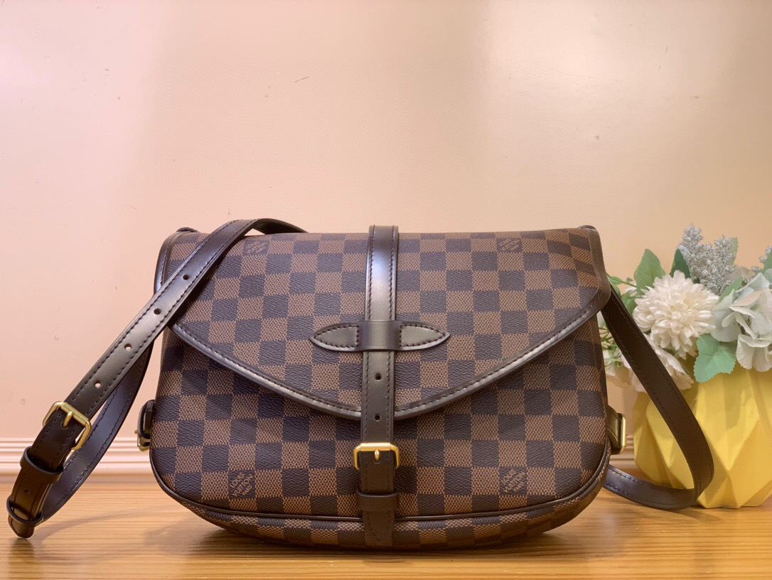 NO:552272,Top original order [SAUMUR medium handbag] M40710 42256 M48080. The Saumur Cc medium handbag made of Monogram canvas shows the natural elegance of Louis Vuitton. The middle-aged casual cross-body style adds fashion appeal, and the exquisite cowhide trim outlines a very feminine appearance. Size 28x11x20 5816065,,louis  vuitton,cowhide19860909顶级原单【SAUMUR 中号手袋】M40710 42256 M48080咖格 采用 Monogram 帆布制作的 Saumur Cc中号手袋展现了路易威登自然的优雅气质. 中古 随意斜挎更显时尚感染力,精致的牛皮饰边勾勒出极富女人味的外形. 尺寸 28x11x20 5816065,,louis vuitton,cowhide,Bag
