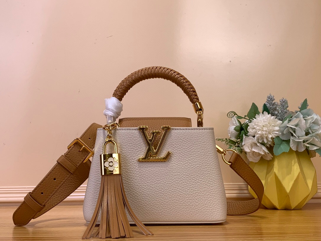 NO:552264,Top original order [CAUCINES mini handbag] m25466 gray with brown/tassel (color matching) Crafty series once again gives the Caucines mini Hl handbag the light of ingenuity. Taurillon cow leather creates a classic configuration, and the woven handle adds a sophisticated style. The LV letters reflect the copy effect, and the removable tassel hangs below the padlock. Dimensions 13.6 x 8 x 21 cm 130121400 (height x  width x length),,louis vuitton,cowhide19860909顶级原单【CAUCINES mini 手袋】 m25466 灰色拼棕色/流苏（拼色） Crafty 系列再度赋予 Caucines mini Hl手袋匠心之光.Taurillon 牛皮革塑造经典构型,编织手柄再添考究格调.LV 字母映现拷花效果,挂锁下方悬挂可拆卸流苏. 尺寸13.6 x 8 x 21 厘米 130121400 (高 x 宽 x 长度),,louis vuitton,cowhide,Bag