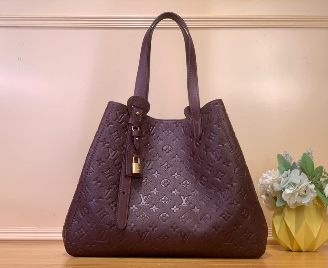 NO:552313,Top original order [ALL IN ONE MM handbag] m25888 maroon m25860 black This All In One MM Sj handbag expands the capacity definition of the All-In series and can be transformed into a rounded Hobo handbag or an open tote bag, making it easy to carry daily needs. The Monogram Emreinte leather bag body is equipped with dazzling metal parts, and the LV padlock and nameplate highlight the exquisite details.  Size 56x30.5x17 (cm) 8519098,,louis vuitton,totes19860909顶级原单【ALL IN ONE MM手袋】 m25888 枣红色 m25860 黑色 本款 All In One MM Sj手袋拓展 All-In 系列的容量定义,可化身圆润 Hobo 手袋或敞口托特包,令日常所需轻松随行.Monogram Emreinte 皮革包身搭配耀目金属件,LV 挂锁和名牌彰显考究细节. 尺寸56x30.5x17（cm）8519098,,louis vuitton,totes,Bag