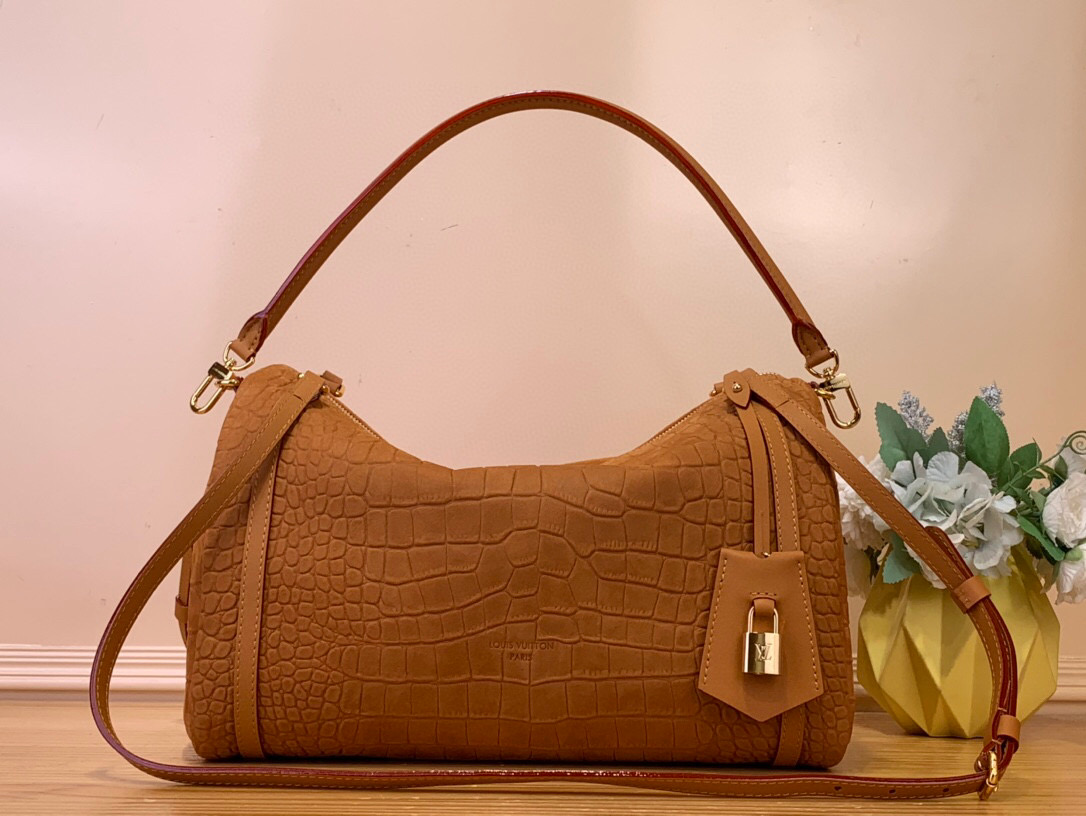 NO:552276,Top original order [EXRESS medium handbag] m26359 black (oiled leather) m26397 coffee color (lychee pattern) m26358 apricot orange/cowhide embossed crocodile pattern This season the Exress Sj medium handbag is specially crafted for modern women. This iconic design uses a cowhide leather body with Monogram classic canvas trim.Monogram  The jacquard lining pays tribute to the brand's long heritage, making it a perfect choice for urban life. It can be carried in various ways. The key bag and padlock add the finishing touch to the overall design. Dimensions: 24 x 18.5 x 36 cm 8519095 (height x width x length),,cowhide19860909顶级原单【EXRESS 中号手袋】 m26359 黑色（油腊皮） m26397 咖色（荔枝纹） m26358 杏色 橙色/ 牛皮压鳄鱼纹 本季 Exress Sj中号手袋专为现代女性匠心打造.本款标志性设计采用牛皮革包身搭配 Monogram 经典帆布饰边.Monogram 提花内衬致敬品牌悠久传承,成就都市生活佳选,可随心切换多种背法.点睛之笔的钥匙包与挂锁,为整体设计增添点睛精妙细节. 尺寸24 x 18.5 x 36 厘米 8519095 (高 x 宽 x 长度),,cowhide,Bag