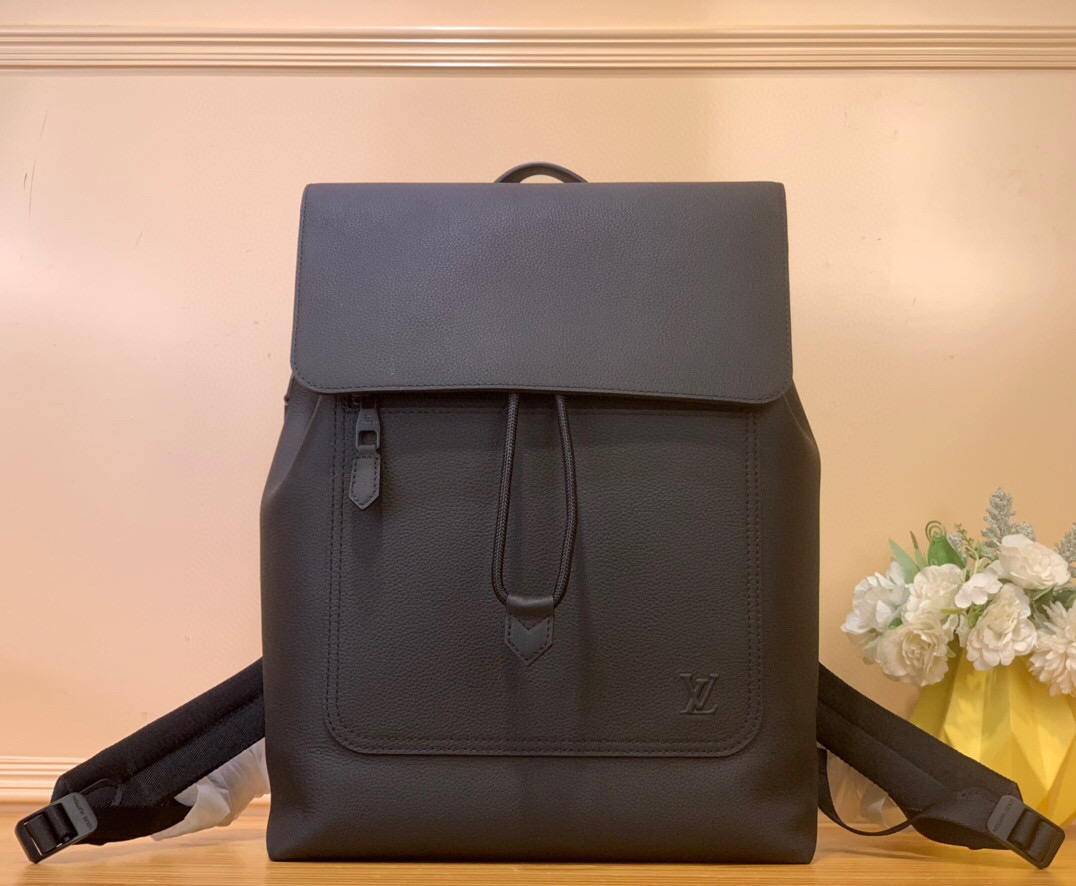 NO:552430,Top original item [FASTLINE Backpack] m15262 Black/Business Fastline Hx backpack is made of soft and wear-resistant waxed cow leather, with grain texture and embossed LV letters to create a modern business choice. The spacious interior highlights functional considerations, and the padded inner patch pocket can easily store a 16-inch laptop. Dimensions 43 x 15 x 38 cm 901981000 (H x W x  length),,louis vuitton,cowhide19860909顶级原单【FASTLINE 双肩包】 m15262 黑色/商务 Fastline Hx双肩包取材柔软耐磨的蜡面牛皮革,以粒面纹理和压纹 LV 字母打造摩登商务之选.宽敞内部空间彰显功能考量,加衬内贴袋可轻松存放 16 寸笔记本电脑. 尺寸43 x 15 x 38 厘米 901981000 (高 x 宽 x 长度),,louis vuitton,cowhide,Bag