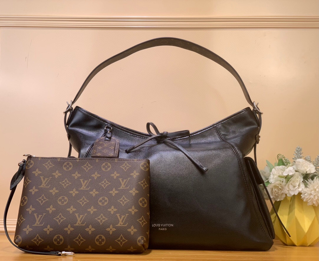 NO:552376,Top original list [CARRY ALL TRAVEL BAG handbag] m15175 black This Carry All Travel Bag Xl handbag is made of soft cowhide leather, incorporates Monogram canvas elements into famous brands and inner linings, making it a good choice for travel with elegant design. Multiple pockets such as side compartments show functional considerations, and the removable and adjustable shoulder straps achieve a comfortable shoulder-back experience. Size 29 x 20 x 45 cm 8519095 (height x width x length),,cowhide19860909顶级原单【CARRY ALL TRAVEL BAG 手袋】 m15175 黑色 本款 Carry All Travel Bag Xl手袋取材柔软牛皮革,为名牌和内里融入 Monogram 帆布元素,以雅致设计成就出行佳选.侧面隔层等多重口袋彰显功能考量,可拆卸并调节的肩带实现舒适肩背体验. 尺寸29 x 20 x 45 厘米 8519095 (高 x 宽 x 长度),,cowhide,Bag