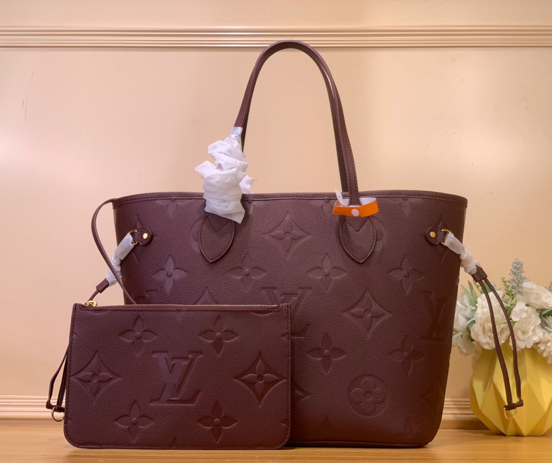 NO:552358,Top Original [Neverfull MM] m25855 Maroon M45686 Neverfull MM Ys are a sophisticated choice for urban commuting and beyond, reimagined for the season in the rich Grenat color palette. This versatile tote is crafted in Monogram Emreinte leather with signature cowhide trim and features adjustable side laces to tighten the silhouette. It fits a laptop and offers multiple pockets on the interior, including a removable zip pocket. Size 31  x 28 x 14 cm.981991050 (length x height x width),,cowhide19860909顶级原单【Neverfull MM】 m25855 枣红色 M45686 Neverfull MM Ys是城市通勤和其他地方的精致选择,以丰富的Grenat调色板为本季重新构想.这款多功能手提包采用Monogram Emreinte皮革制成,饰有标志性的牛皮装饰,并具有可调节的侧边鞋带,以收紧轮廓.它适合笔记本电脑,内部提供多个口袋,包括一个可拆卸的拉链袋. 尺寸31 x 28 x 14厘米.981991050（长度x高度x宽度）,,cowhide,Bag