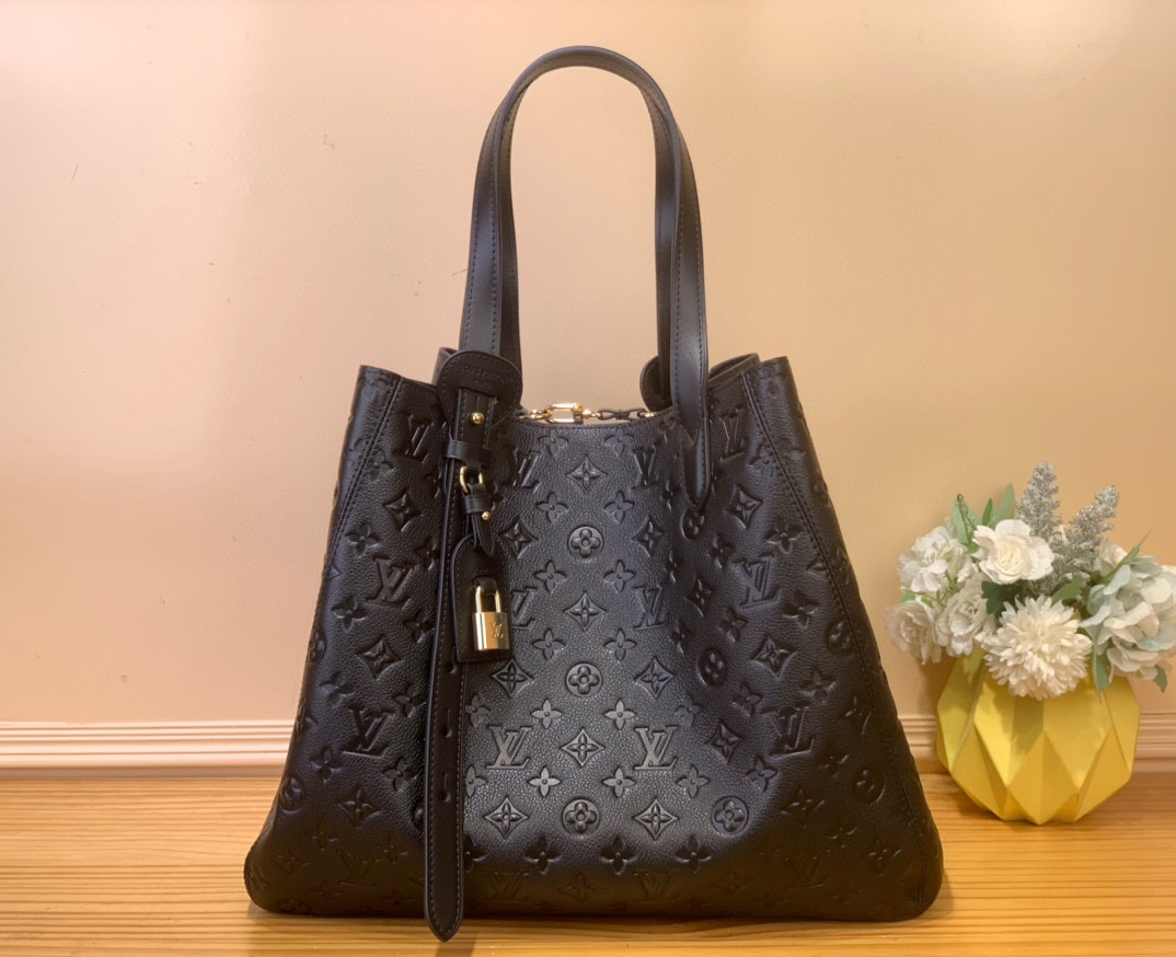 NO:552309,Top original order [ALL IN ONE MM handbag] m25888 maroon m25860 black This All In One MM Sj handbag expands the capacity definition of the All-In series and can be transformed into a rounded Hobo handbag or an open tote bag, making it easy to carry daily needs. The Monogram Emreinte leather bag body is equipped with dazzling metal parts, and the LV padlock and nameplate highlight the exquisite details.  Size 56x30.5x17 (cm) 8519095,,louis vuitton,totes19860909顶级原单【ALL IN ONE MM手袋】 m25888 枣红色 m25860 黑色 本款 All In One MM Sj手袋拓展 All-In 系列的容量定义,可化身圆润 Hobo 手袋或敞口托特包,令日常所需轻松随行.Monogram Emreinte 皮革包身搭配耀目金属件,LV 挂锁和名牌彰显考究细节. 尺寸56x30.5x17（cm）8519095,,louis vuitton,totes,Bag