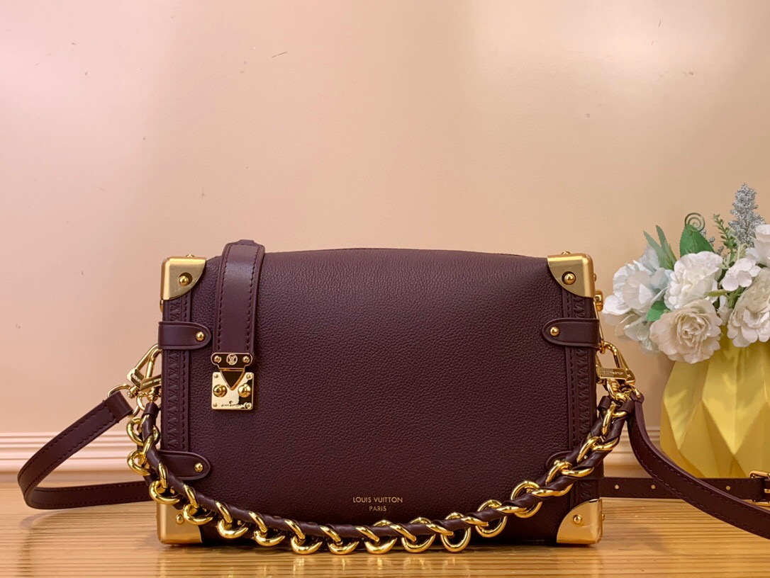 NO:552361,Top Original List [Side Trunk MM] m25669 Murray This side suitcase MM is available in an elegant burgundy color scheme inspired by La Beauté Louis Vuitton – Ys It matches the same tone of LV lipstick. It is lifted with gold hardware, defined by braided chains and iconic Monogram decor, and the iconic S-shaped lock that pays tribute to the house’s heritage. A delicate day-to-night style that can be worn in many ways and is suitable for everyday necessities. Size 23.5 x 16 x 8.5 cm 8619095 (length x height x width),,louis vuitton,louis vuitton19860909顶级原单【Side Trunk MM】 m25669 枣红色 这款侧行李箱MM提供优雅的酒红色配色,灵感来自La Beauté Louis Vuitton——Ys它与相同色调的LV口红相配.它用金色的五金件提升,由编织链和标志性的Monogram装饰,以及向房子的遗产致敬的标志性S型锁定义.一种精致的白天到晚上的风格,它可以以多种方式穿着,并且适合日常必需品. 尺寸23.5 x 16 x 8.5厘米 8619095（长度x高度x宽度）,,louis vuitton,louis vuitton,Bag