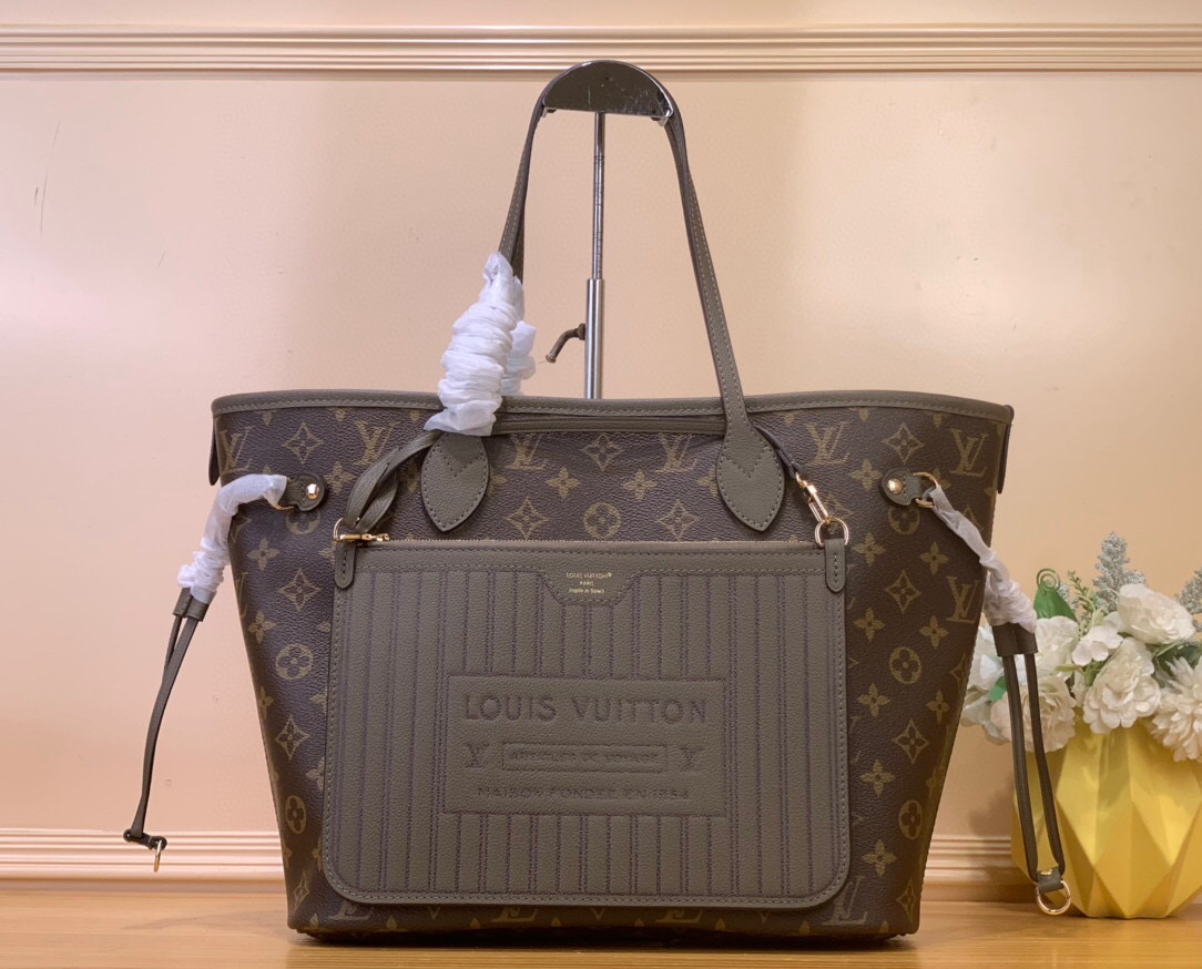 NO:552302,Top Original List 【Neverfull Inside Out MM】 m25664 Smoked Ash Green As part of the back-to-school series, this flip-flopable Neverfull Inside Out MM Ys is provided with a sophisticated smoke palette. It is made of canvas and leather with cowhide trim and elegant gold hardware. The spacious design is sized to fit everyday necessities including a laptop and comes with a removable zippered bag for storing small items. Size 31 x 28 x 14 cm 98121050 (length x height x width),,cowhide19860909顶级原单【Neverfull Inside Out MM】 m25664 烟熏灰绿色 作为返校系列的一部分,这款可翻转的Neverfull Inside Out MM Ys以精致的烟雾调色板提供.它由帆布和皮革制成,饰有牛皮装饰和优雅的金色五金.宽敞的设计尺寸适合日常必需品,包括笔记本电脑,并配有一个可拆卸的拉链袋,用于存放小物品. 尺寸31 x 28 x 14厘米 98121050（长度x高度x宽度）,,cowhide,Bag