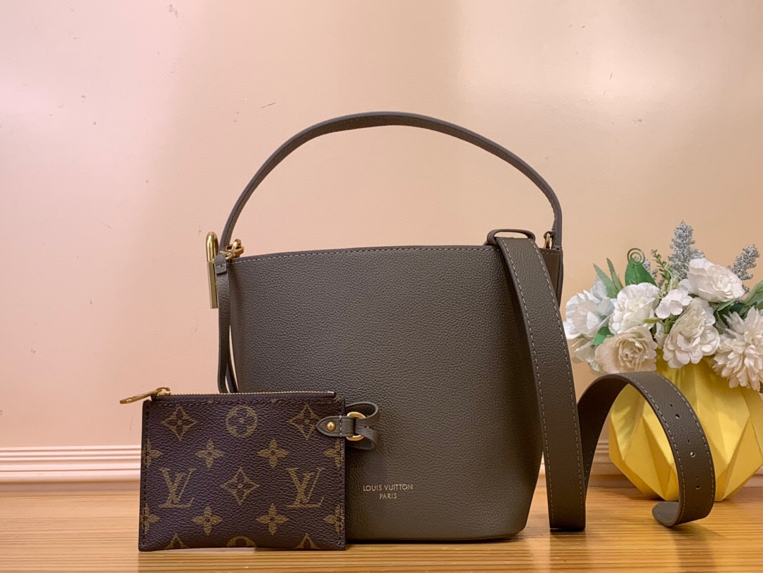 NO:552284,Top Original [All In BB Handbags] m25544 Smoked Gray Green Low Key Ys collection introduces signature style to its lineup with this barrel-shaped All In BB. It is made from textured calfskin and is decorated with the signature gold padlock, as well as a decorative name tag and removable monogram pouch that slot neatly inside. This versatile style can be worn casually as an open bucket bag or folded into a pyramid silhouette. Dimensions 16 x 18 x 12 cm  7618085 (length x height x width),,cowhide19860909顶级原单【All In BB 手袋】 m25544 烟熏灰绿色 Low Key Ys系列通过这款桶形的All In BB为其阵容引入了标志性风格.它由纹理小牛皮制成,装饰着标志性的金色挂锁,以及一个装饰性的名牌和可拆卸的字母小袋,可以整齐地插入里面.这款多功能款式可作为开放式水桶包随意佩戴,也可以折叠成金字塔形轮廓. 尺寸16 x 18 x 12厘米 7618085（长度x高度x宽度）,,cowhide,Bag