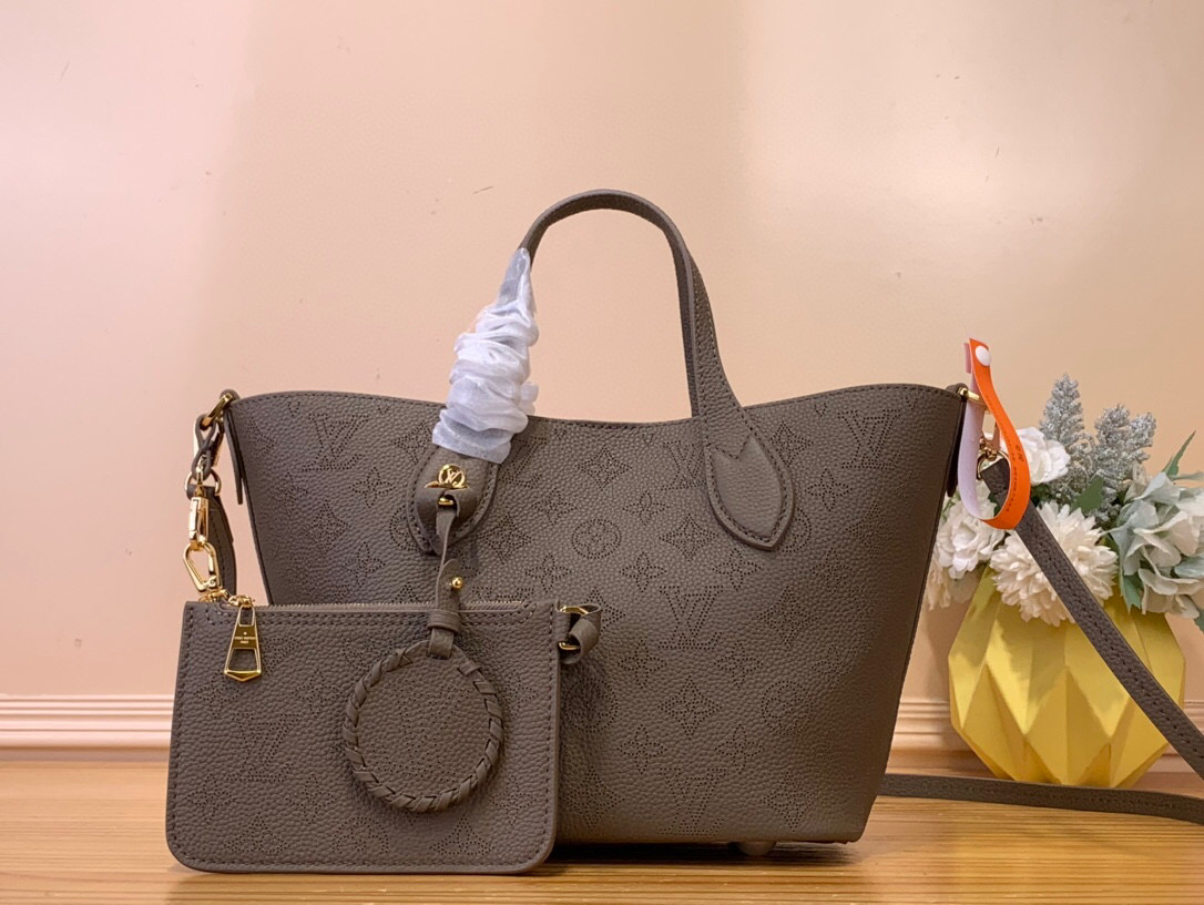 NO:552296,Top Original Order [BLOSSOM Small Handbag] m25861 Smoked Gray Green/Skeleton The M YS handbag in Mahina perforated cowhide combines functionality and casual sophistication. An internal compartment, with a removable zip pocket, has room for daily essentials. There are two handles or elbow carry, as well as an adjustable and removable strap at the shoulder and cross-body wear. Dimensions 20 x 20 x 12.5 cm  8219095,,cowhide19860909顶级原单【BLOSSOM 小号手袋】 m25861 烟熏灰绿色/ 镂空 在马希纳穿孔牛皮花M Ys手提包结合功能和休闲复杂.内部隔间,带有可拆卸的拉链口袋,有容纳日常必需品的空间.有两个手柄或肘部携带,以及一个可调的和可移动的皮带肩部和交叉身体的磨损. 尺寸20 x 20 x 12.5厘米 8219095,,cowhide,Bag