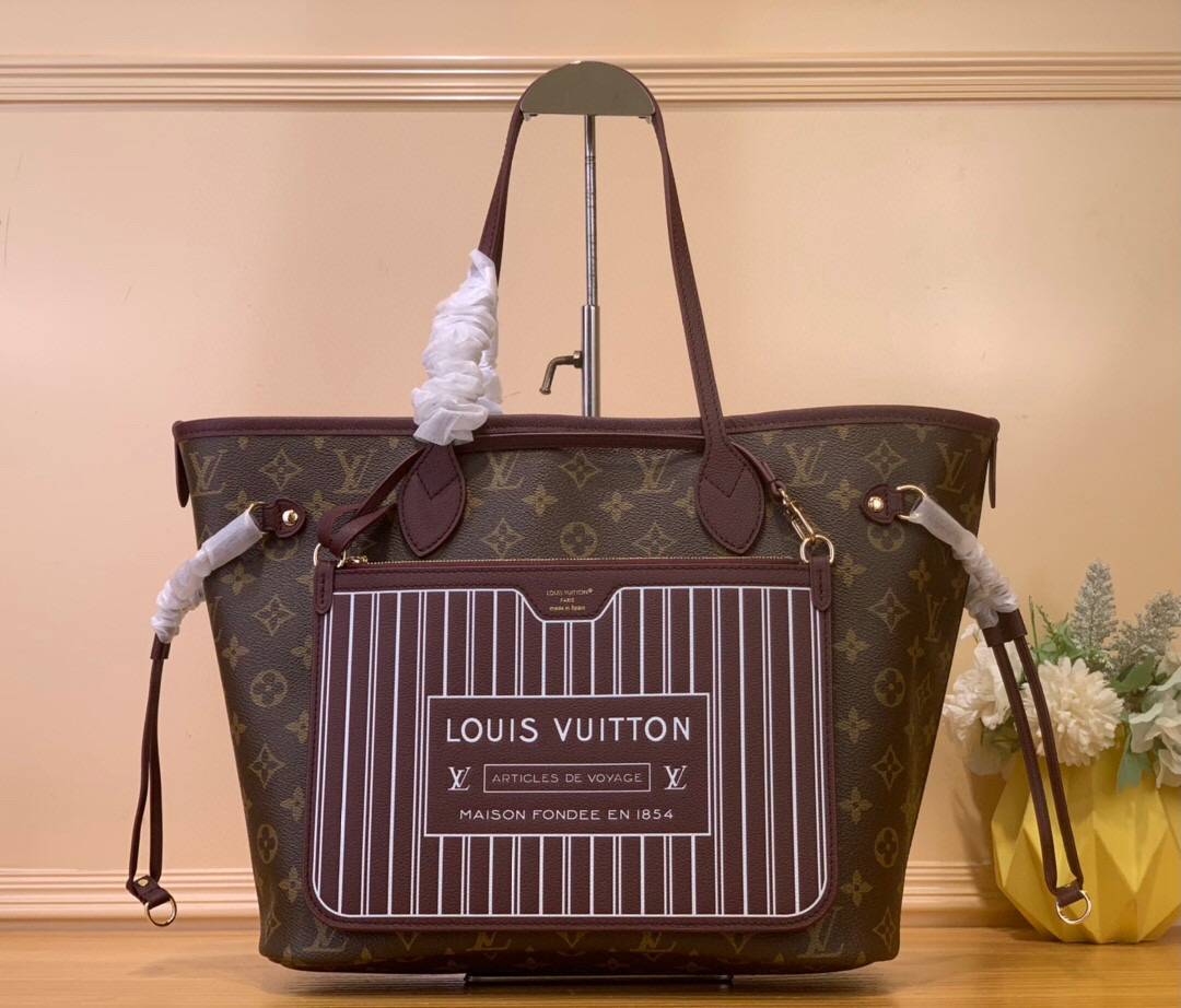 NO:552308,Top Original [Neverfull Inside Out MM] m25664 Maroon As part of the Back to School collection, this reversible Neverfull Inside Out MM Ys is available in a sophisticated smoke palette. It is made from canvas and leather with cowhide trim and elegant gold hardware. The roomy design is sized for everyday essentials, including a laptop, and comes with a removable zipper pocket for small items. Dimensions 31 x 28 x 14 cm  981991050 (length x height x width),,cowhide19860909顶级原单【Neverfull Inside Out MM】 m25664 枣红色 作为返校系列的一部分,这款可翻转的Neverfull Inside Out MM Ys以精致的烟雾调色板提供.它由帆布和皮革制成,饰有牛皮装饰和优雅的金色五金.宽敞的设计尺寸适合日常必需品,包括笔记本电脑,并配有一个可拆卸的拉链袋,用于存放小物品. 尺寸31 x 28 x 14厘米 981991050（长度x高度x宽度）,,cowhide,Bag