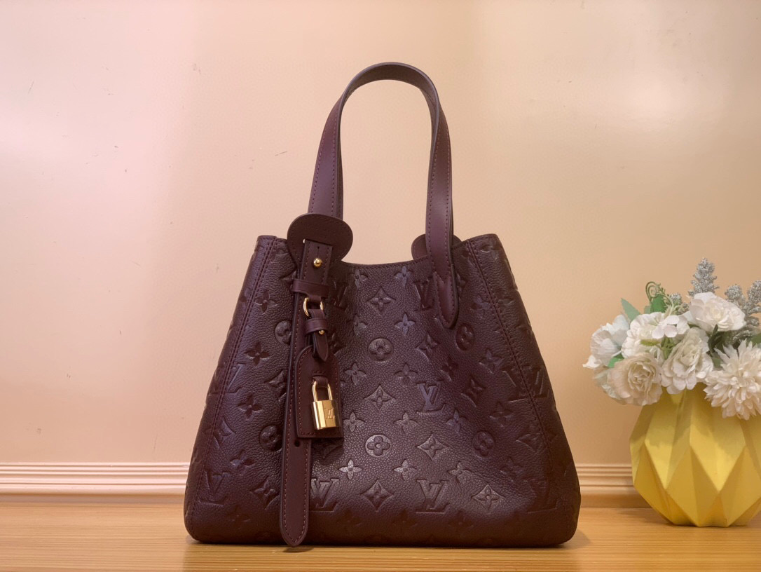 NO:552315,Top original order [ALL IN ONE small handbag] m25858 black m25890 smoked gray green maroon This All In One Sj small handbag expands the capacity definition of the All-In series and can be transformed into a rounded Hobo Ys handbag or an open tote bag, making it easy to carry daily needs. The Monogram Emreinte leather bag is equipped with dazzling metal parts, and the LV padlock and nameplate highlight the exquisite details. Size 22 x 15 x  40 cm.8019070.. (height x width x length),,louis vuitton,totes19860909顶级原单【ALL IN ONE 小号手袋】 m25858 黑色 m25890 烟熏灰绿色 枣红色 本款 All In One Sj小号手袋拓展 All-In 系列的容量定义,可化身圆润 Hobo Ys手袋或敞口托特包,令日常所需轻松随行.Monogram Emreinte 皮革包身搭配耀目金属件,LV 挂锁和名牌彰显考究细节. 尺寸22 x 15 x 40 厘米.8019070.. (高 x 宽 x 长度),,louis vuitton,totes,Bag