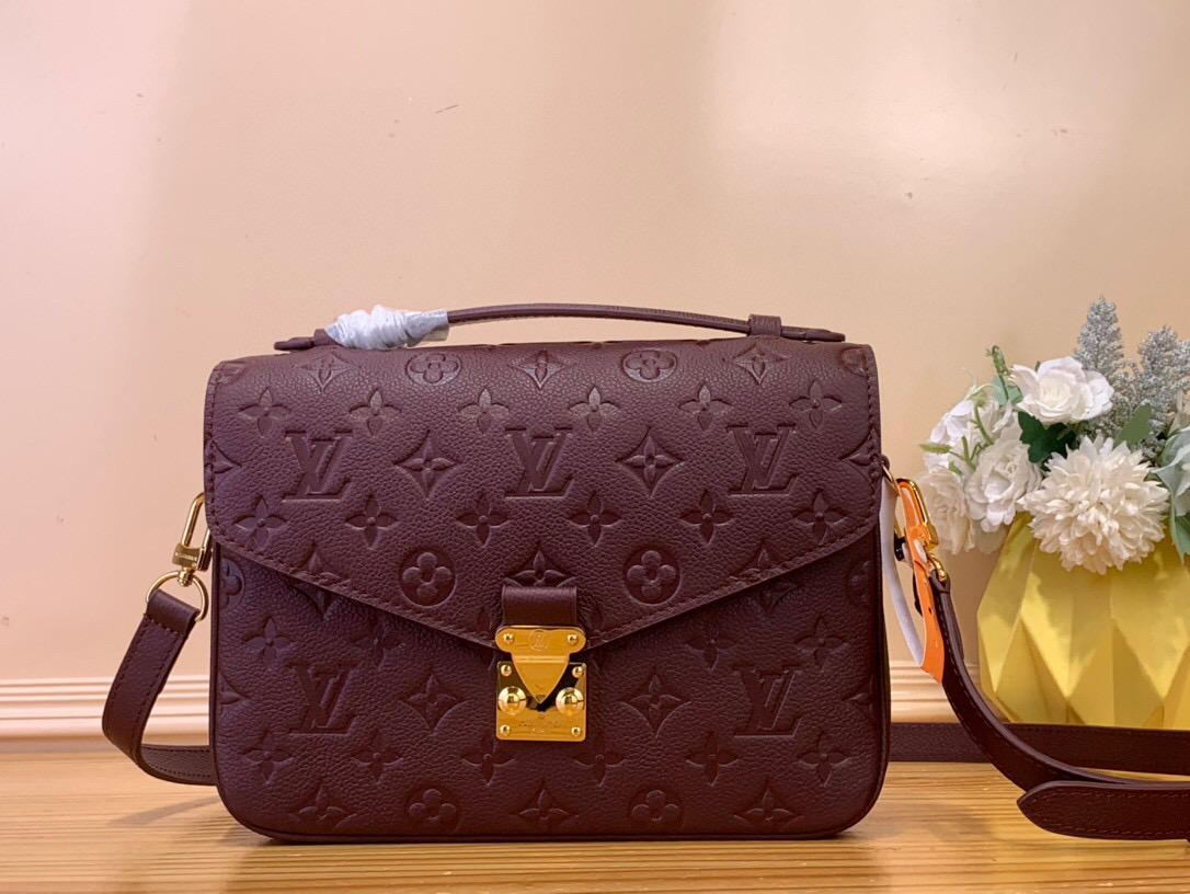 NO:552365,Top original item [ochette Métis MM handbag] m25939 Maroon This Métis MM pouch is revisited in a sophisticated garnet color, sublimating all occasions with its elegance. From the Back To School Ys collection, it is made of the iconic Monogram Imrint leather combined with cowhide trim. The interior shows multiple compartments for organizing valuables. The S lock clasp pays homage to the machining tradition of the house and evokes some models from the Louis Vuitton archives. Dimensions 25x19x7 cm  7518085 (length x height x width),,louis vuitton,cowhide19860909顶级原单【ochette Métis MM 手袋】 m25939 枣红色 这款梅蒂斯MM小袋以精致的石榴石色重新审视,以其优雅升华所有场合.来自Back To School Ys系列,它由标志性的Monogram Imrint皮革与牛皮装饰相结合.内部显示多个隔间,用于整理贵重物品.S锁扣向房子的加工传统致敬,唤起了路易威登档案中的一些模型. 尺寸25x19x7厘米 7518085（长度x高度x宽度）,,louis vuitton,cowhide,Bag