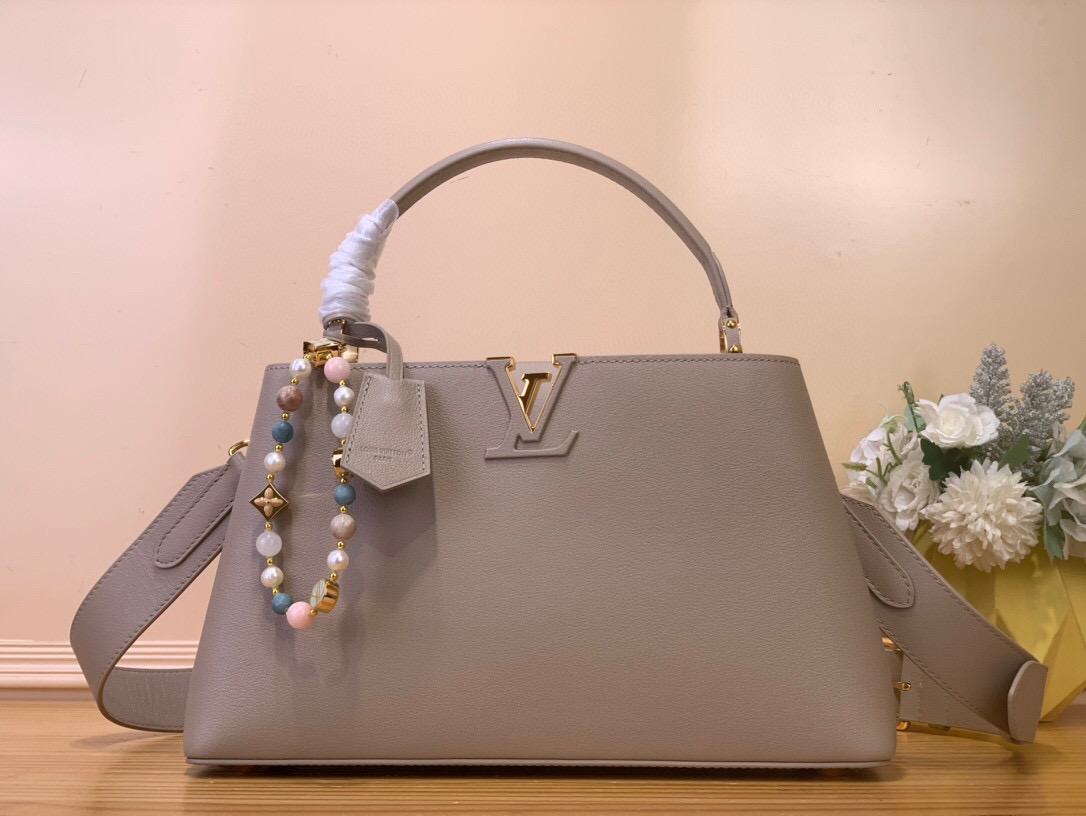 NO:552282,Top original order [CAUCINES SOULE medium handbag] m12929 gray m12927 chocolate m12924 black This Caucines Soule Hl medium handbag is made of soft grained cow leather and is decorated with a signature key bag and unique gemstones. The flap can be externally or internally opened to provide ample space for mobile phones and other daily necessities. It can be carried by hand or on the shoulder. Size 24 x  12 x 33 cm 120121350 (height x width x length),,cowhide19860909顶级原单【CAUCINES SOULE 中号手袋】m12929 灰色 m12927 巧克力色 m12924 黑色 本款 Caucines Soule Hl中号手袋取材柔软粒面牛皮革,以标志性钥匙包和别致宝石装饰点睛一隅.可外置或内收的翻盖开启充裕空间,令手机等日常所需潮流随行.手提或肩背皆宜. 尺寸24 x 12 x 33 厘米 120121350 (高 x 宽 x 长度),,cowhide,Bag