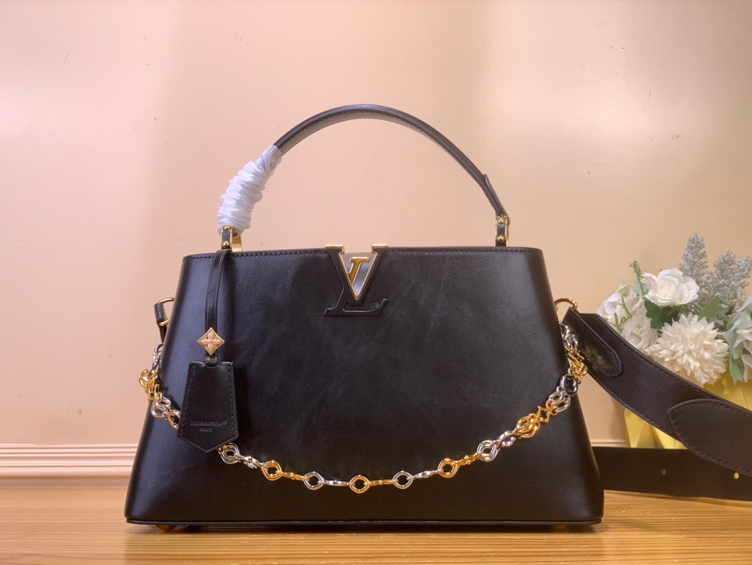 NO:552278,Top original order [CAUCINES SOULE medium handbag] m12929 gray m12927 chocolate m12924 black This Caucines Soule Hl medium handbag is made of soft grained cow leather and is decorated with a signature key bag and unique gemstones. The flap can be externally or internally opened to provide ample space for mobile phones and other daily necessities. It can be carried by hand or on the shoulder. Size 24 x  12 x 33 cm 120121350 (height x width x length),,cowhide19860909顶级原单【CAUCINES SOULE 中号手袋】m12929 灰色 m12927 巧克力色 m12924 黑色 本款 Caucines Soule Hl中号手袋取材柔软粒面牛皮革,以标志性钥匙包和别致宝石装饰点睛一隅.可外置或内收的翻盖开启充裕空间,令手机等日常所需潮流随行.手提或肩背皆宜. 尺寸24 x 12 x 33 厘米 120121350 (高 x 宽 x 长度),,cowhide,Bag