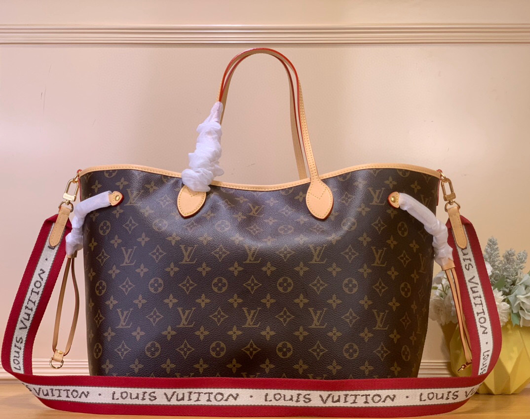 NO:552288,Top original order [NEVERFULL INSIDE OUT Large Handbag] m15124 This version of the Neverfull Inside Out Gx large handbag combines classic details with the artistic talent of former American Vogue creative director Grace Coddington, making an eye-catching appearance in the LV Travels With series. The elegant Monogram canvas and chic cat print are decorated on the front and back, and the fabric shoulder strap and Louis Vuitton label present Coddington's handwriting style. Size 32 x 19  x 39 cm.6318075 (height x width x length),,louis vuitton,louis vuitton19860909顶级原单【NEVERFULL INSIDE OUT 大号手袋】 m15124 本版 Neverfull Inside Out Gx大号手袋令经典细节邂逅美国 Vogue 前创意总监 Grace Coddington 的艺术才华,瞩目亮相 LV Travels With 系列.考究 Monogram 帆布和别致猫咪印花分饰正反两面,织物肩带与路易威登标签呈现 Coddington 的手写体风格. 尺寸32 x 19 x 39 厘米.6318075 (高 x 宽 x 长度),,louis vuitton,louis vuitton,Bag