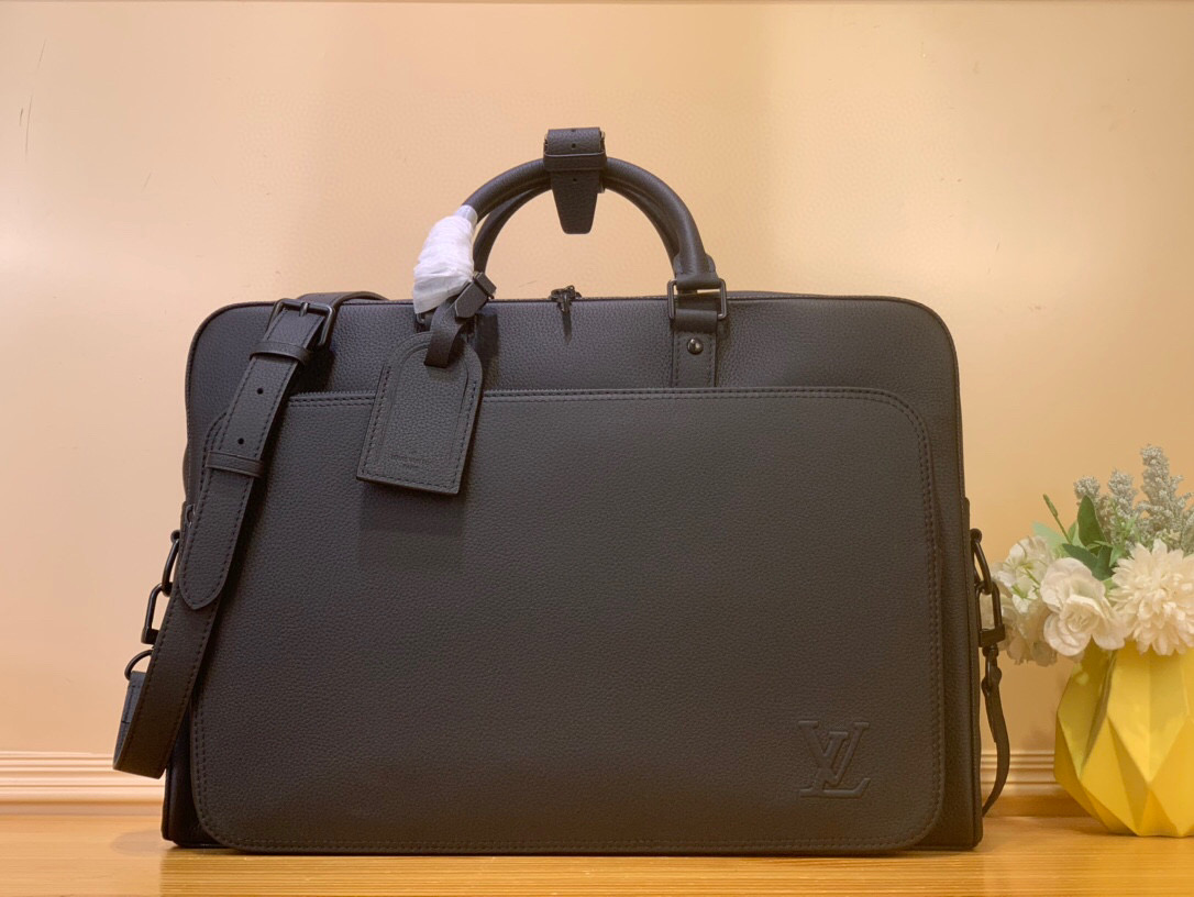 NO:552436,Top original [WEEKENDER BAG handbag] m26075 Black/Business This Weekender Bag handbag uses wax leather, same-color lining and bright metal parts. Its size is just right on the top of the Horizon trolley case, making business and travel relaxed. The spacious zipper front pocket is expanded by the main compartment, with a variety of portable options on the top handle and removable and adjustable shoulder straps. Size 31 x 18 x 46 cm.108121150 (height x width x length),,cowhide19860909顶级原单【WEEKENDER BAG 手袋】 m26075 黑色/商务 本款 Weekender Bag 手袋选用蜡面牛皮革、同色系内衬和莹亮金属件,其尺寸恰好可放置于 Horizon 拉杆箱顶部,令商务差旅轻松惬意.宽敞拉链前袋为主隔层扩容,顶部手柄和可拆卸并调节的肩带提供多种背携选择. 尺寸31 x 18 x 46 厘米.108121150 (高 x 宽 x 长度),,cowhide,Bag