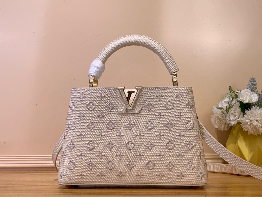 NO:552294,Top original order [CAUCINES bb handbag] m48865 white/cowhide pressed lizard pattern The Caucines Hl series is named after the Paris street where Louis Vuitton opened its first store in 1854. This Caucines bb handbag has woven leather handles, tassel decoration and padlock, highlighting the iconic elements of the Crafty series. The LV letters present a brogue effect, subtly proving the brand's exquisite craftsmanship. Size 17.3 x 9 x 27  cm.123121350 (height x width x length),,louis vuitton,louis vuitton,cowhide19860909顶级原单【CAUCINES bb手袋】 m48865 白色/ 牛皮压蜥蜴纹 Caucines Hl系列以 1854 年路易威登开设首家门店的巴黎街道命名.此款 Caucines bb手袋拥有编织皮革手柄、流苏装饰和挂锁,彰显 Crafty 系列的标志性元素.LV 字母呈现拷花效果,巧妙印证品牌精湛匠艺. 尺寸17.3 x 9 x 27 厘米.123121350 (高 x 宽 x 长度),,louis vuitton,louis vuitton,cowhide,Bag