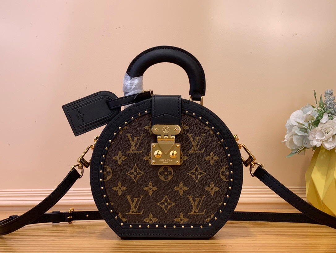 NO:552335,Top original order [BOTE CHEAAU small hat box] m15293 Presbyopia/Black This Bote Chaeau st small hat box draws inspiration from the brand's classic hat box at the end of the 19th century. It is made of Monogram canvas to create a rounded silhouette, with cow leather trim and rivet decoration, which combines elegant style and ergonomic considerations. The wide-mouth design makes it easy to access items, and the detachable and adjustable lightweight shoulder strap allows for convenient travel. Size 27 x 9 x  19.5 cm 115121250 (height x width x length).,,cowhide,hats19860909顶级原单【BOTE CHAEAU 小号帽箱】 m15293 老花/黑色 本款 Bote Chaeau st小号帽箱向品牌 19 世纪末的经典帽箱汲取灵感,以 Monogram 帆布塑造圆润廓形,搭配牛皮革饰边和铆钉装饰,兼具优雅格调和人体工学考量.广口设计方便取放物品,可拆卸并调节的轻盈肩带实现便捷随行. 尺寸27 x 9 x 19.5 厘米 115121250 (高 x 宽 x 长度).,,cowhide,hats,Bag