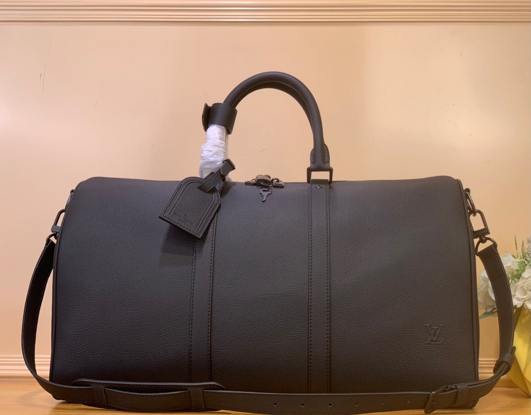 NO:552474,Top original order [KEEALL BANDOULIRE 50 travel bag] m26118 Black/Business This Keeall Bandoulière 50 travel bag is made of waxed cow leather and fabric lining, making it a perfect choice for weekend travel. The fine grained soft leather and LV letter logo slowly reveal an elegant style, and the top handle and detachable and adjustable shoulder strap allow for a variety of carrying methods. Dimensions 29 x 23 x 50 cm  901981000 (height x width x length),,louis vuitton,cowhide19860909顶级原单【KEEALL BANDOULIRE 50 旅行袋】 m26118 黑色/商务 本款 Keeall Bandoulière 50 旅行袋取材蜡面牛皮革和织物内衬,Hx成就周末出行佳选.细腻粒面软皮革和 LV 字母标识缓缓流露优雅格调,顶部手柄和可拆卸并调节的肩带实现多种背携方式. 尺寸29 x 23 x 50 厘米 901981000 (高 x 宽 x 长度),,louis vuitton,cowhide,Bag