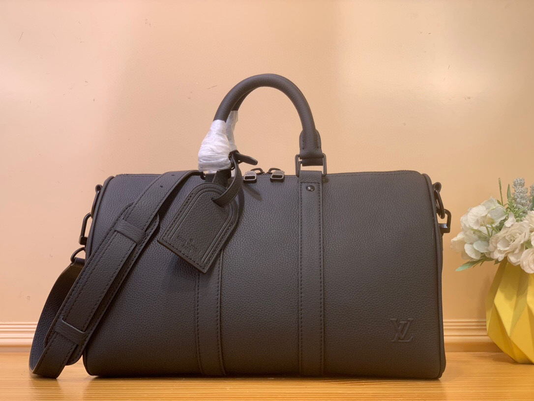 NO:552475,Top original order [KEEALL BANDOULIRE 35 Handbag] m15249 Black/Business This Keeall Bandoulière 35 handbag is made of waxed cow leather, Hx presents a soft and durable grain texture. The iconic LV letters of the LV Aerogram series are embossed on it, and the fabric interior has ample space to easily accommodate daily needs. Dimensions 21 x 16 x 34 cm 7518085 (H x  width x length),,louis vuitton,cowhide19860909顶级原单【KEEALL BANDOULIRE 35 手袋】 m15249 黑色/商务 本款 Keeall Bandoulière 35 手袋取材蜡面牛皮革,Hx呈现柔软耐用的粒面纹理.LV Aerogram 系列的标志性 LV 字母压印其上,织物内里拥有充裕空间,可轻松容纳日常所需. 尺寸21 x 16 x 34 厘米 7518085 (高 x 宽 x 长度),,louis vuitton,cowhide,Bag