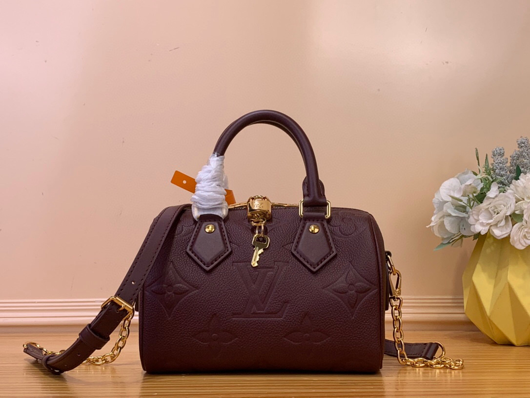 NO:552369,Top Original List [Sac Seedy Bandoulière 20] m25929 Murray From the back-to-school series, this version of Seedy Bandoulière 20 pack is made of Monogram Emreinte de la Maison leather in chic garnet red. It is adorned with a gold metal finish, including an iconic padlock. This compact model allows for a variety of wear options and welcomes daily necessities such as paperbacks and cosmetics. Size 20.5 x 13.5 x 12 cm.7819085 (length x height x width),19860909顶级原单【Sac Seedy Bandoulière 20】 m25929 枣红色 来自返校系列,这个版本的Seedy Bandoulière 20包采用Monogram Emreinte de la Maison皮革,采用别致的石榴石红色.它装饰着金色的金属饰面,包括一个标志性的挂锁.这款紧凑型型号允许多种佩戴选择,欢迎日常必需品,如平装本和化妆品. 尺寸20.5 x 13.5 x 12厘米.7819085（长度x高度x宽度）,,Bag