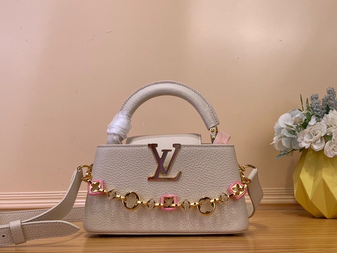 NO:552324,Top original order [CAUCINES EAST-WEST mini handbag] m14393 off-white/floral diamond chain Harmony Hr series launches Caucines East West mini handbag, which uses a decorative chain to show the inspiration of Monogram flowers. Taurillon cow leather creates an exquisite shape, and the LV letters interpret the colorful strokes of the uffygram jewelry series. The flap can be stored inward or outward, and the inner pocket can safely store valuables. Size 12  x 8 x 22 cm 112121280 (height x width x length),,louis vuitton,cowhide19860909顶级原单【CAUCINES EAST-WEST 迷你手袋】 m14393 米白色/花卉菱角链条 Harmony Hr系列推出 Caucines East West 迷你手袋,以装饰性链条展现 Monogram 花卉的灵感启发.Taurillon 牛皮革塑造玲珑构型,LV 字母演绎 uffygram 珠宝系列的缤纷笔触.翻盖可内收或外置,内袋可稳妥收纳贵重物品. 尺寸12 x 8 x 22 厘米 112121280 (高 x 宽 x 长度),,louis vuitton,cowhide,Bag
