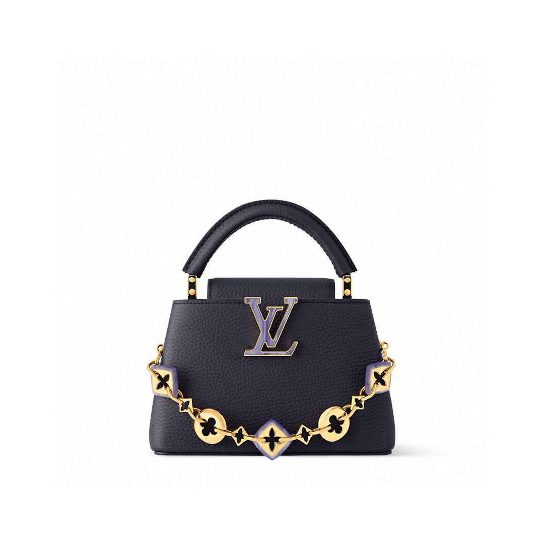 NO:552332,Top original list [CAUCINES mini handbag] m14971 blue/flower horn chain m14972 pink purple/flower horn chain Caucines Mini Hr handbag is named after the Paris street where Louis Vuitton first opened its store in 1854. This time it is renovated and joined the Harmony series. The Monogram floral chain of Canruo Jewelry is elegantly lit up the Taurillon cowhide leather body, which is abundant inside to easily store short wallets, keys, lipsticks and other daily needs. Size 14 x 8 x 21 cm 112121250 Size 17.3 x 9 x 27 cm 118121300 (height x width x length),,louis vuitton,cowhide19860909顶级原单【CAUCINES 迷你手袋】 m14971 蓝色/ 花卉菱角链条 m14972 粉紫色/ 花卉菱角链条 Caucines Mini Hr手袋以 1854 年路易威登初次开设门店的巴黎街道命名,此次焕新加入 Harmony 系列.灿若珠宝的 Monogram 花卉链条优雅点亮 Taurillon 牛皮革包身,充裕内里可轻松收纳短款钱夹、钥匙、口红等日常所需. 尺寸14 x 8 x 21 厘米 112121250 尺寸17.3 x 9 x 27 厘米 118121300 (高 x 宽 x 长度),,louis vuitton,cowhide,Bag
