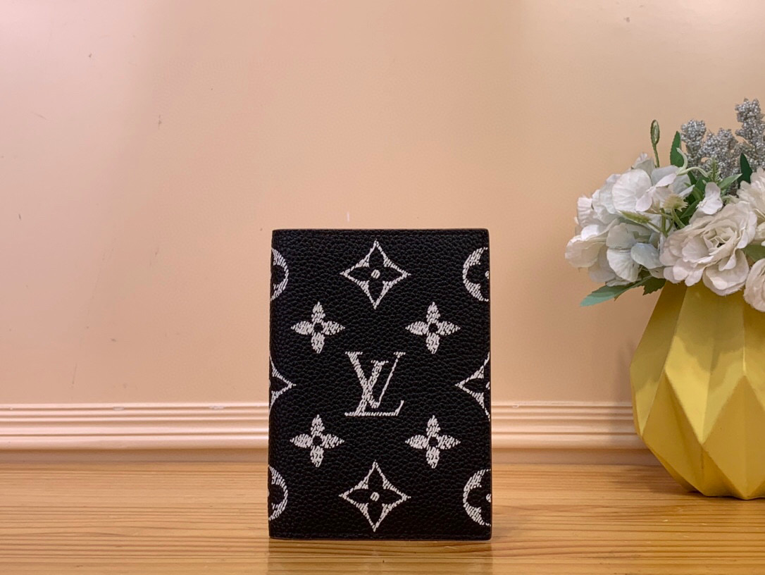 NO:552322,Top original list [Passport] M26059 64502 Royal Blue/Silk Print 9 The favorite accessories of modern travelers, Ms This coated canvas passport envelope combines fashion sense and practicality. Quick access to the passport. Size 10 x 14 x 2.5 cm 2113028 (Length x Height x Width),19860909顶级原单【护照本】M26059 64502 宝蓝/丝印 9 现代旅行者的心仪配饰,Ms此款涂层帆布材质的护照封套是时尚感与实用性的结合.快捷取用护照. 尺寸10 x 14 x 2.5 厘米 2113028 (长度 x 高 x 宽),,Bag