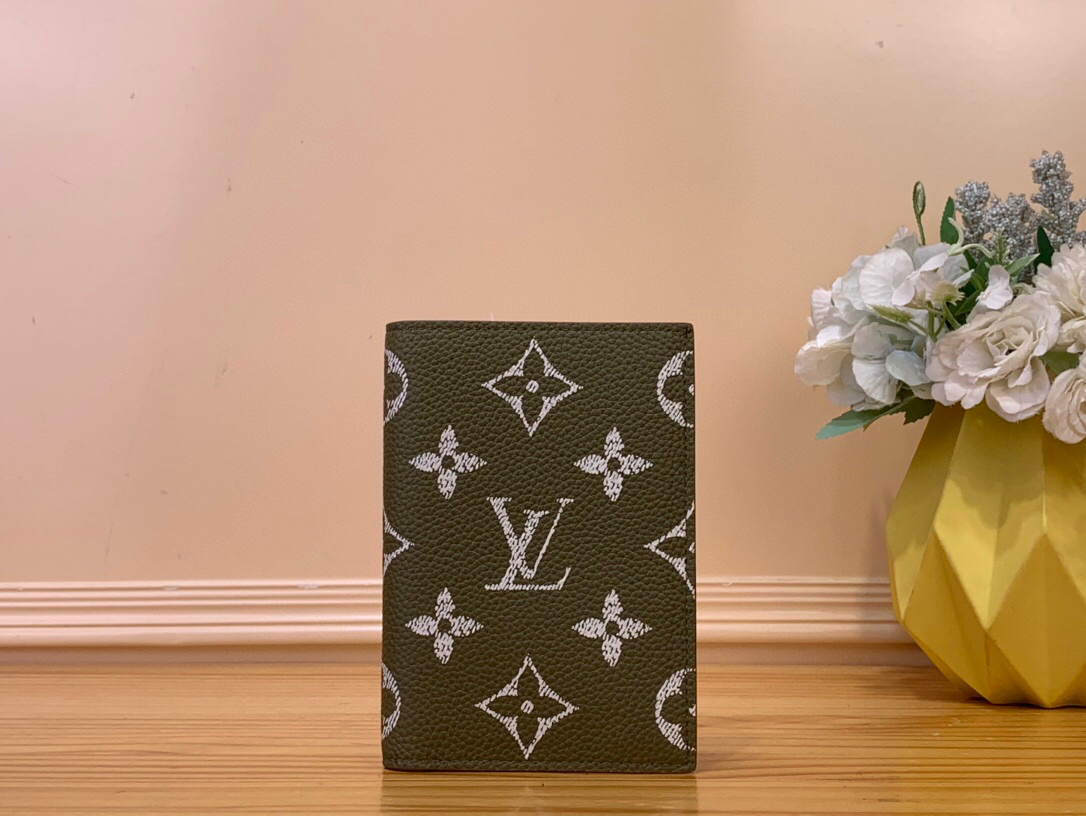 NO:552320,Top original order [Passport Book] M26059 64502 Green/Silk Screen 9 The favorite accessory of modern travelers, Ms. This passport cover made of coated canvas is a combination of fashion and practicality. Quickly access the passport. Size 10 x 14 x 2.5 cm 2113028 (length x height x width),19860909顶级原单【护照本】M26059 64502 绿色/丝印 9 现代旅行者的心仪配饰,Ms此款涂层帆布材质的护照封套是时尚感与实用性的结合.快捷取用护照. 尺寸10 x 14 x 2.5 厘米 2113028 (长度 x 高 x 宽),,Bag