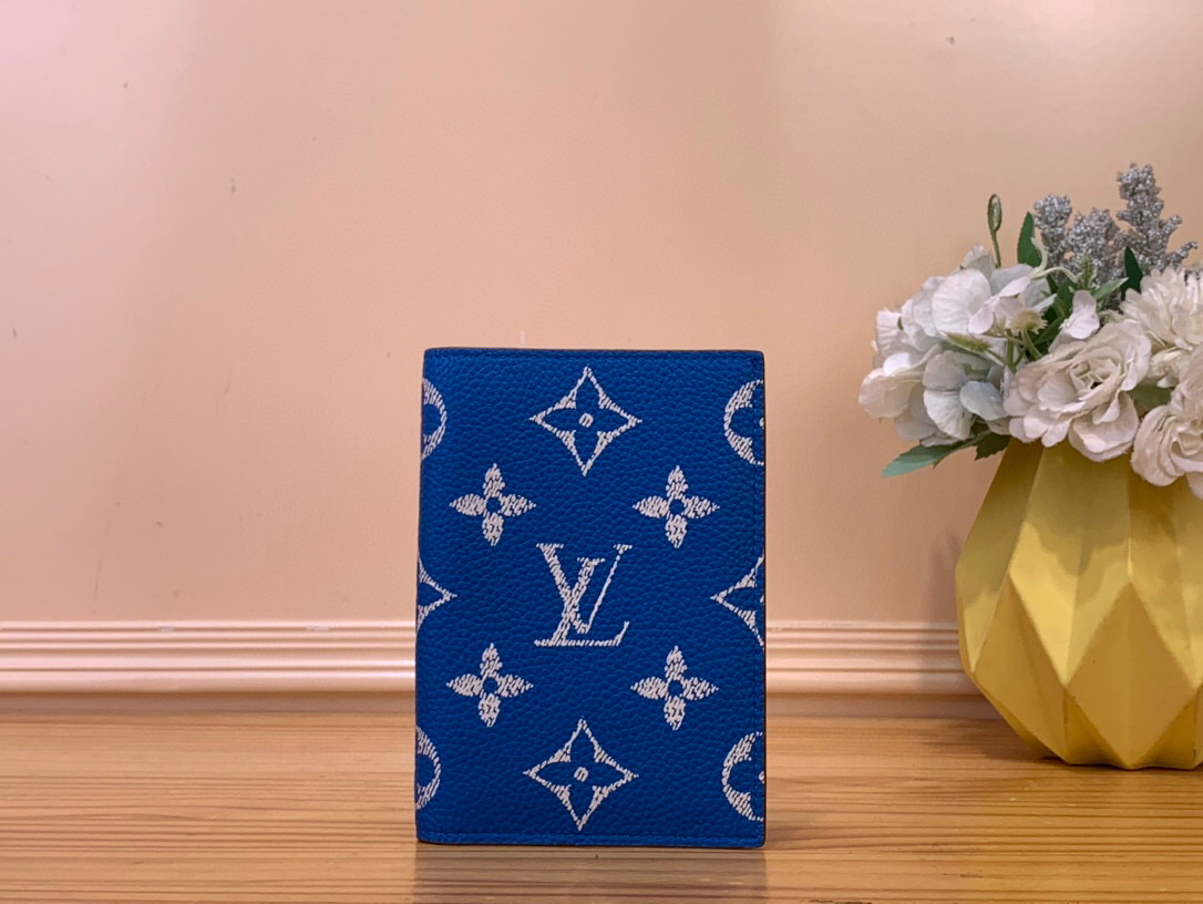 NO:552318,Top original order [Passport Book] M26059 64502 Blue/Silk Screen 9 The favorite accessory of modern travelers, Ms. This passport cover made of coated canvas is a combination of fashion and practicality. Quick access to the passport. Size 10 x 14 x 2.5 cm 2113028 (length x height x width),19860909顶级原单【护照本】M26059 64502 蓝色/丝印 9 现代旅行者的心仪配饰,Ms此款涂层帆布材质的护照封套是时尚感与实用性的结合.快捷取用护照. 尺寸10 x 14 x 2.5 厘米 2113028 (长度 x 高 x 宽),,Bag