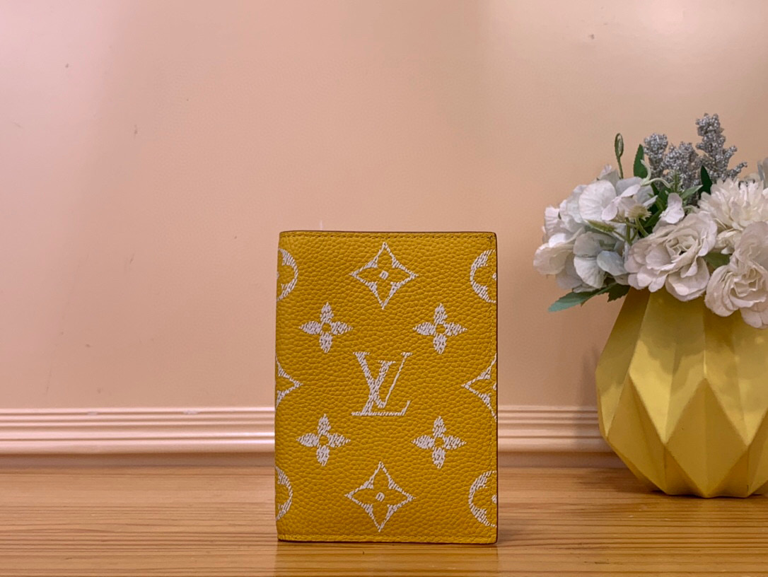 NO:552316,Top original order [Passport Book] M26059 64502 Yellow/Silk Screen 9 The favorite accessory of modern travelers, Ms. This passport cover made of coated canvas is a combination of fashion and practicality. Quickly access the passport. Size 10 x 14 x 2.5 cm 2113028 (length x height x width),19860909顶级原单【护照本】M26059 64502 黄色/丝印 9 现代旅行者的心仪配饰,Ms此款涂层帆布材质的护照封套是时尚感与实用性的结合.快捷取用护照. 尺寸10 x 14 x 2.5 厘米 2113028 (长度 x 高 x 宽),,Bag